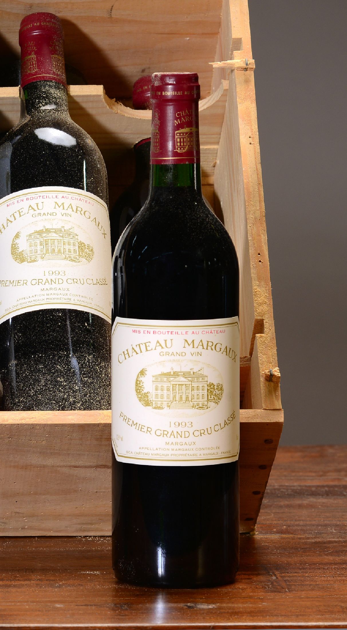 Detail a: 12 Flaschen 1993 Chateau Margaux, premier grand cru, je 75cl, orig. verkorkt und unverkostet, orig. Holzkiste, Kiste mit Spuren von altem Wurmbefall