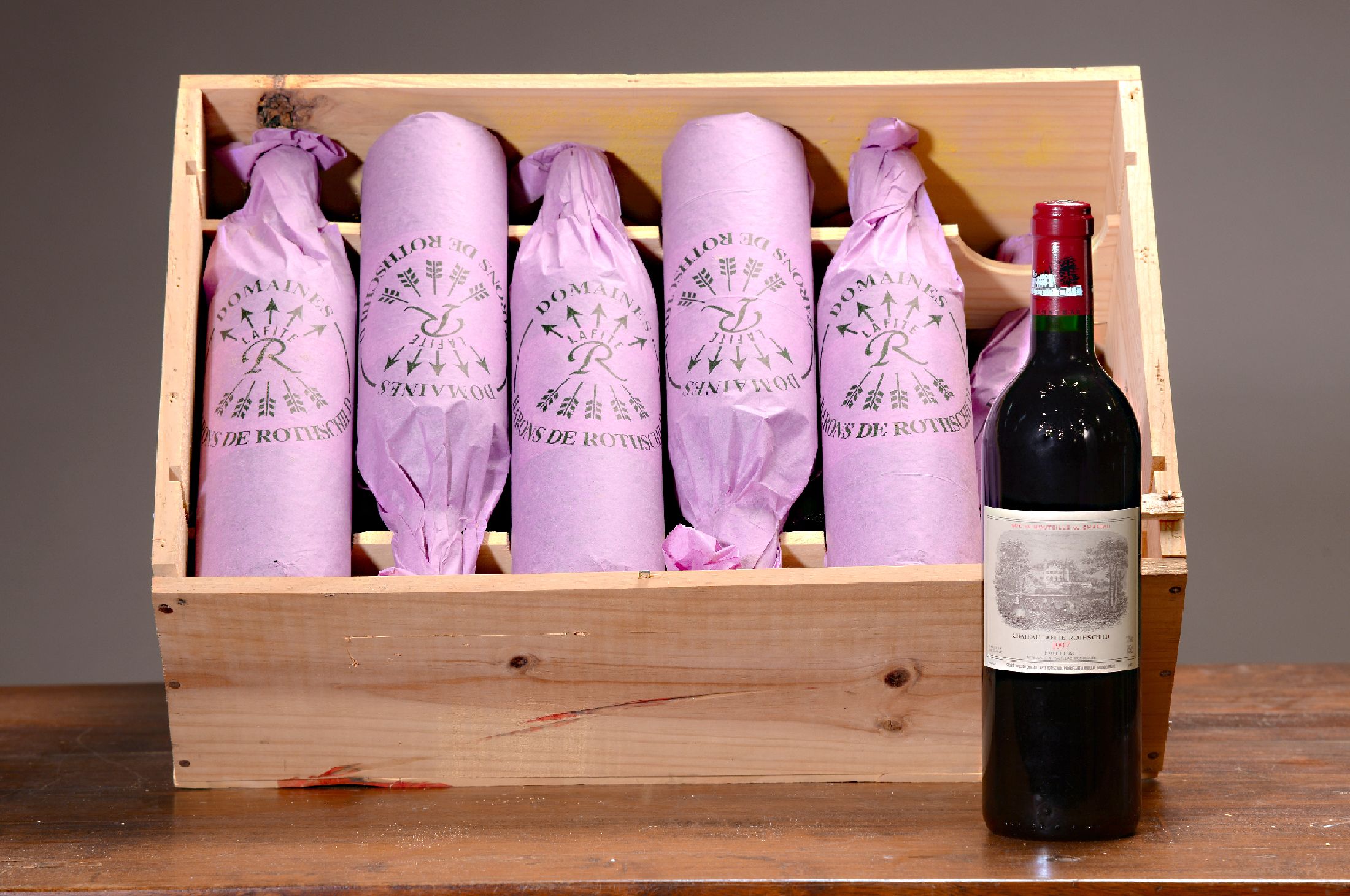 12 Flaschen 1997 Chateau Lafite Rothschild, Paulliac, je 75cl, orig. verkorkt und unverkostet, 13%, in orig. Holzkiste, ohne Deckel, Füllstand meist ...