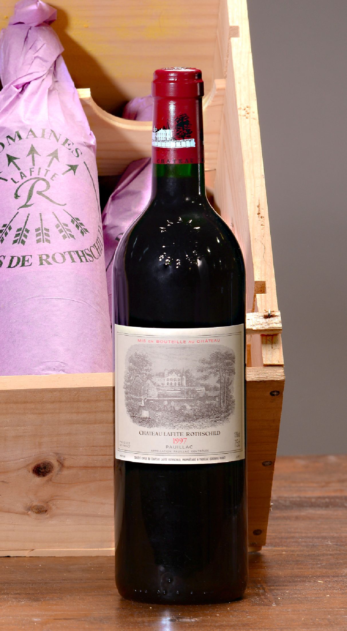 Detail a: 12 Flaschen 1997 Chateau Lafite Rothschild, Paulliac, je 75cl, orig. verkorkt und unverkostet, 13%, in orig. Holzkiste, ohne Deckel, Füllstand meist ...