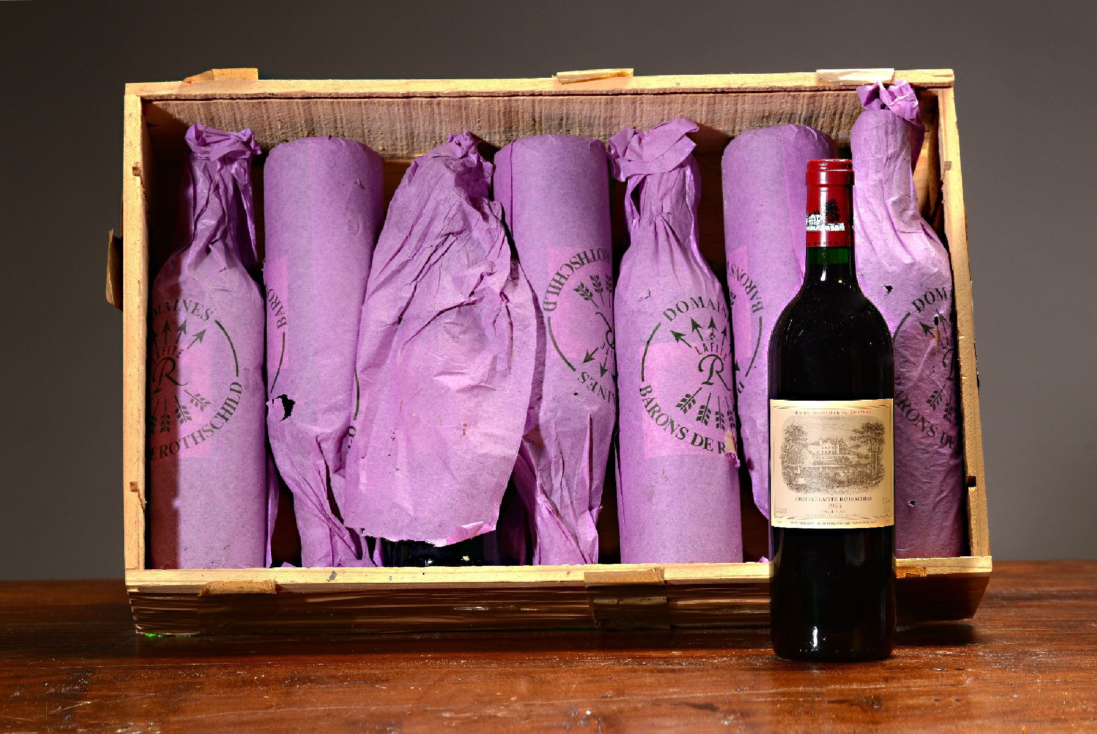 8 Flaschen 1993 Chateau Lafite Rothschild, Paulliac, je 75cl, orig. verkorkt und unverkostet, 13%, in orig. Holzkiste