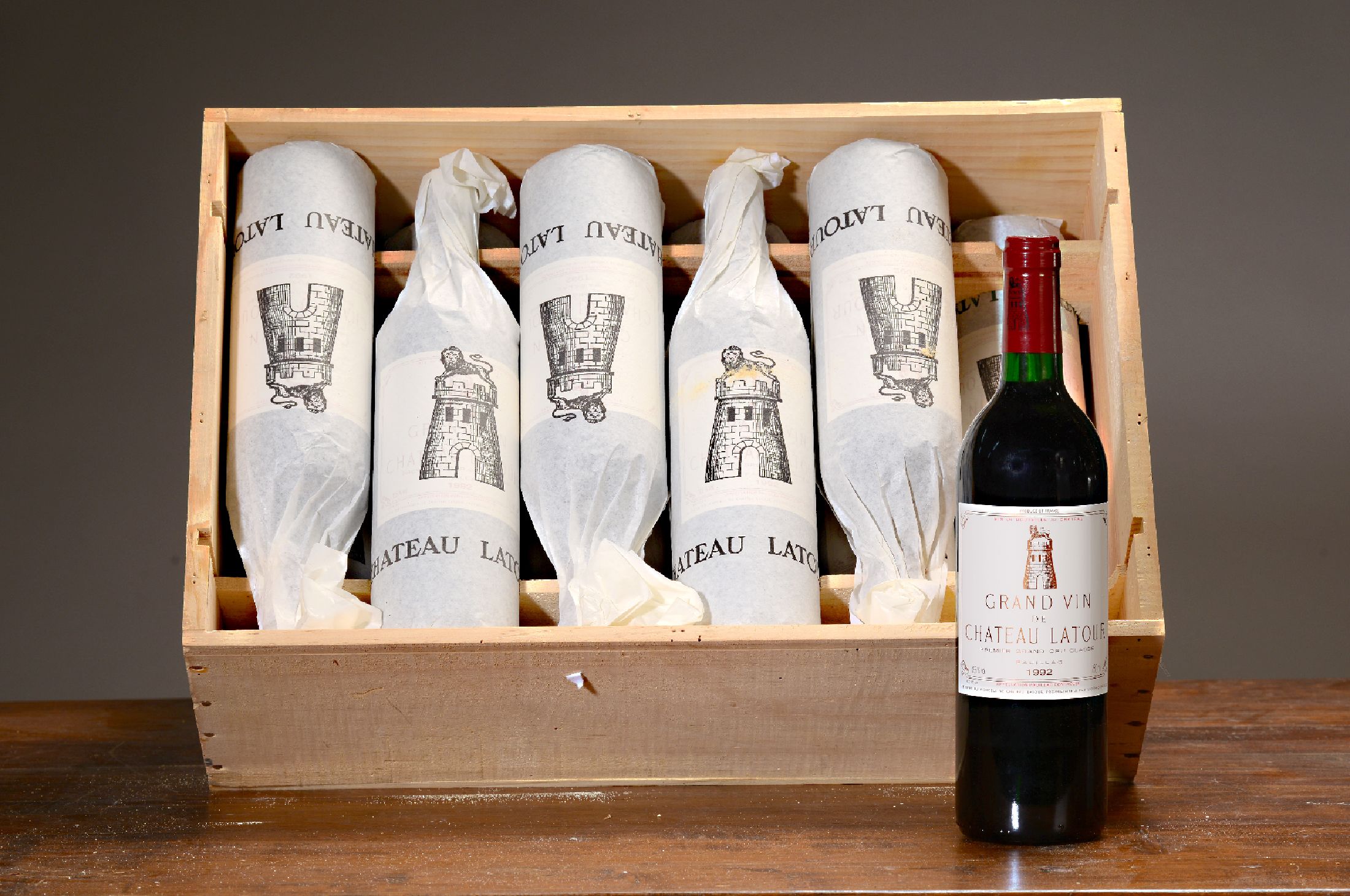 12 Flaschen 1992 Chateau Latour, Paulliac, premier grand cru classé, je 75cl, orig. verkorkt und unverkostet, in orig. Holzkiste
