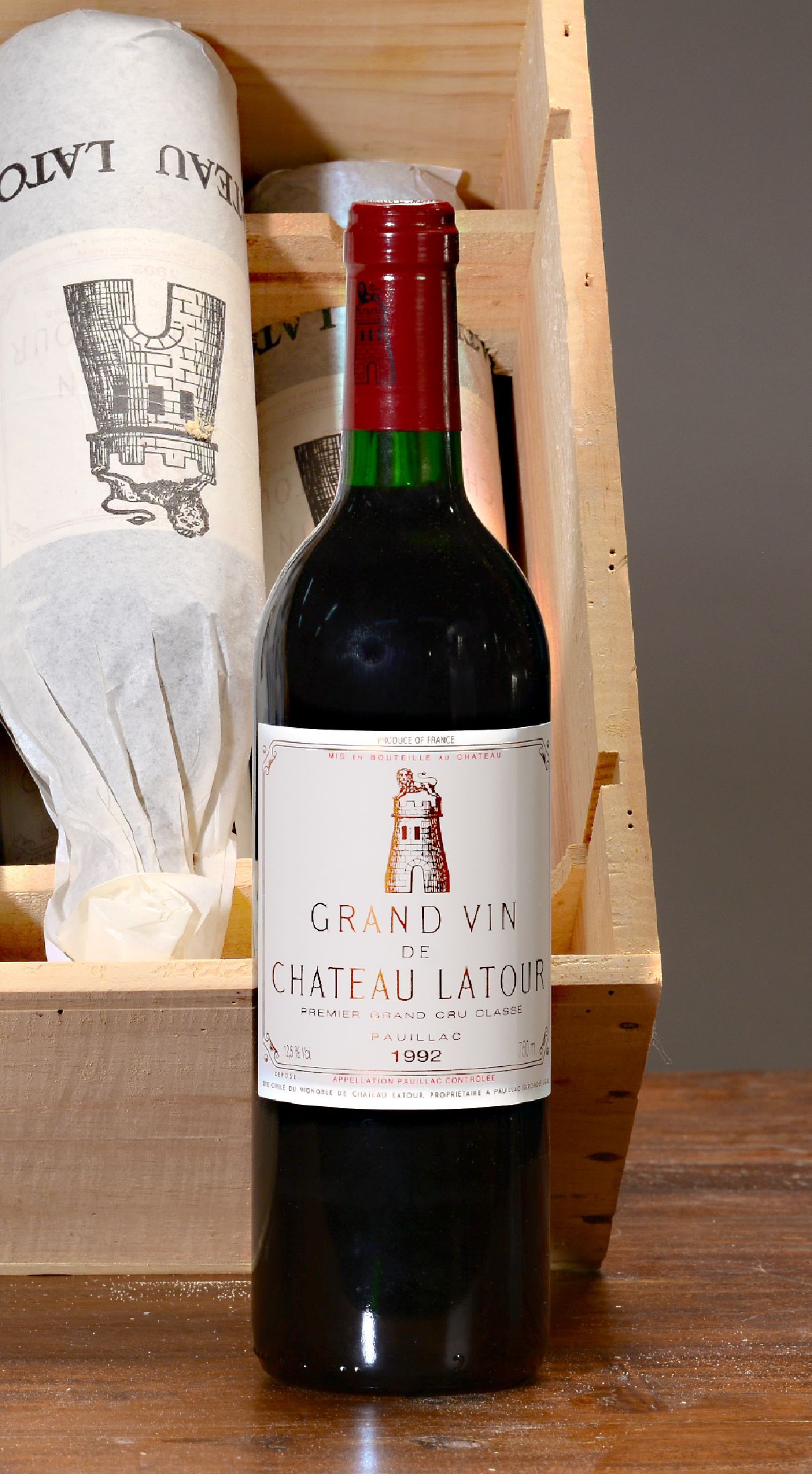Detail a: 12 Flaschen 1992 Chateau Latour, Paulliac, premier grand cru classé, je 75cl, orig. verkorkt und unverkostet, in orig. Holzkiste