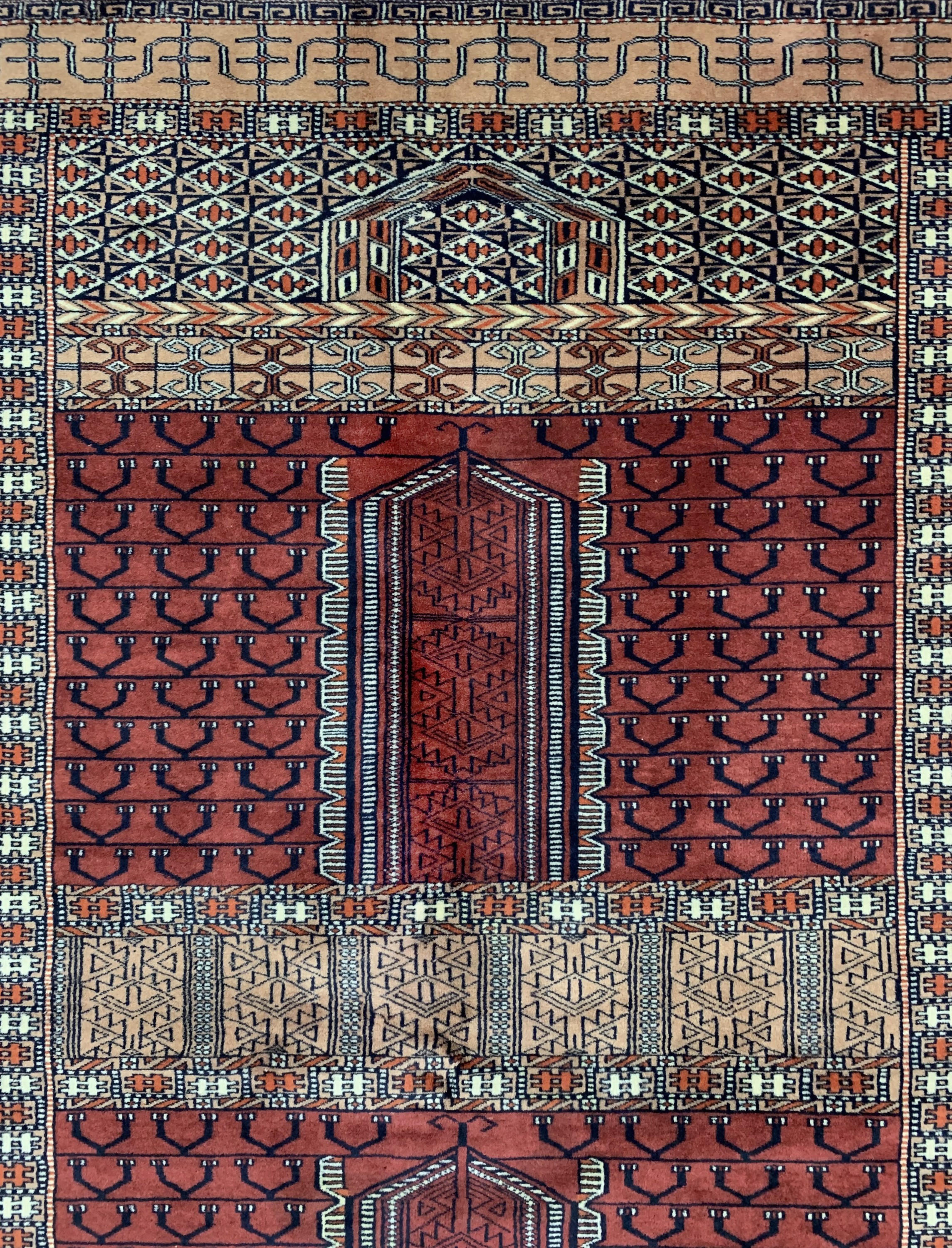 Detail b: Buchara Engsi, Pakistan, ca. 40 Jahre, Wolle auf Baumwolle, ca. 185 x 128 cm, EHZ: 1-2