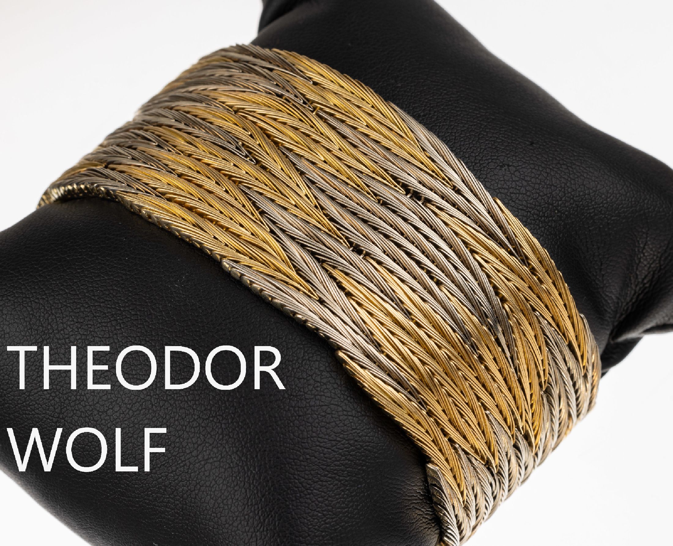 Ausgefallenes 18 kt Gold Armband, ca. 132.9 g, GG/WG 750/000, Glieder in Form von anged. Federn, z.T. strukt., Meistermarke THEODOR WOLF, L. ca. 20 ...