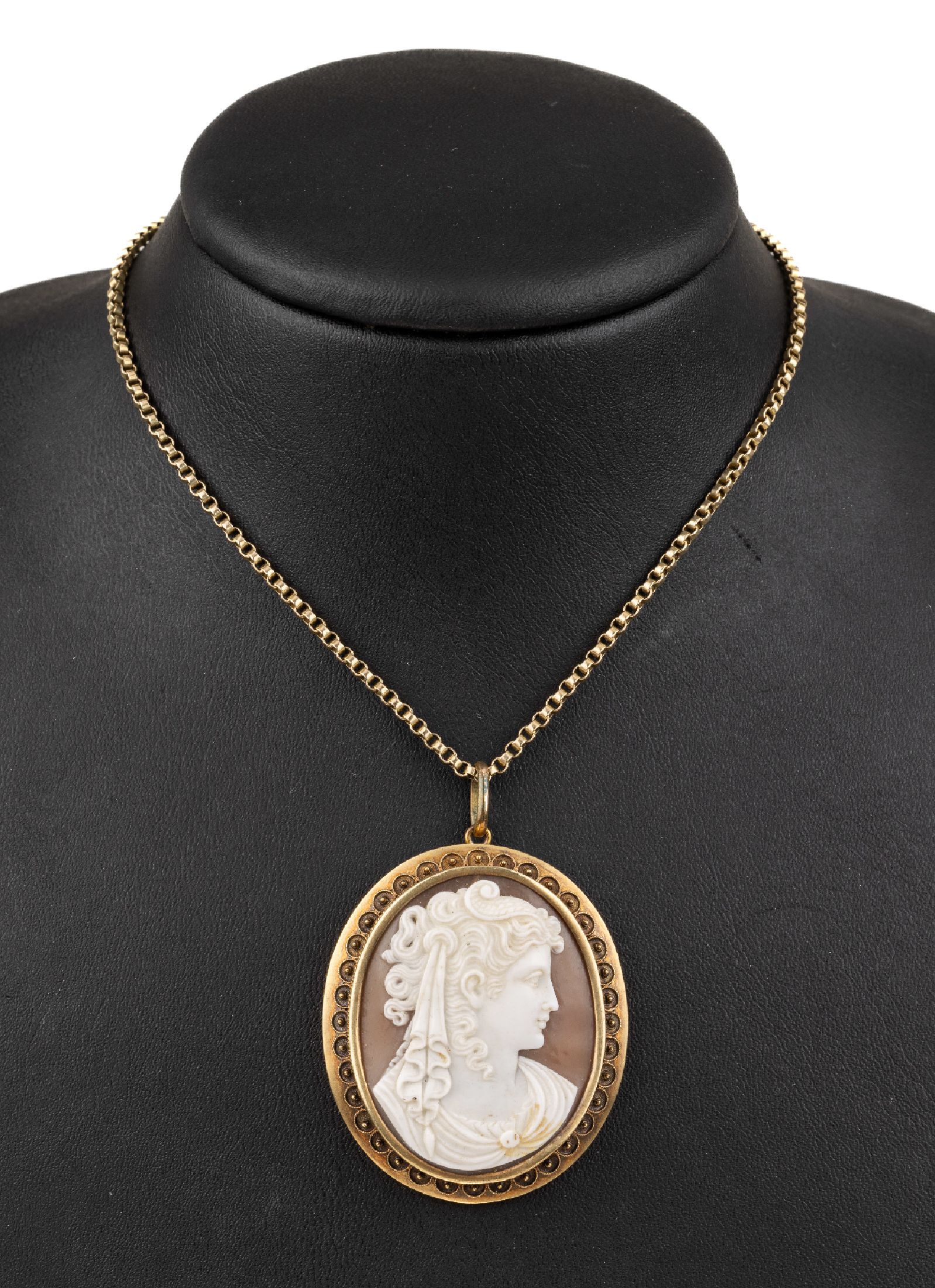 14 kt Gold Kameeanhänger, um 1900, GG 585/ 000, Darstellung einer Dame, im glatten Rahmen, Kordelverz. mit Granulaten, an Erbs- kette, L. ca. 58 ...