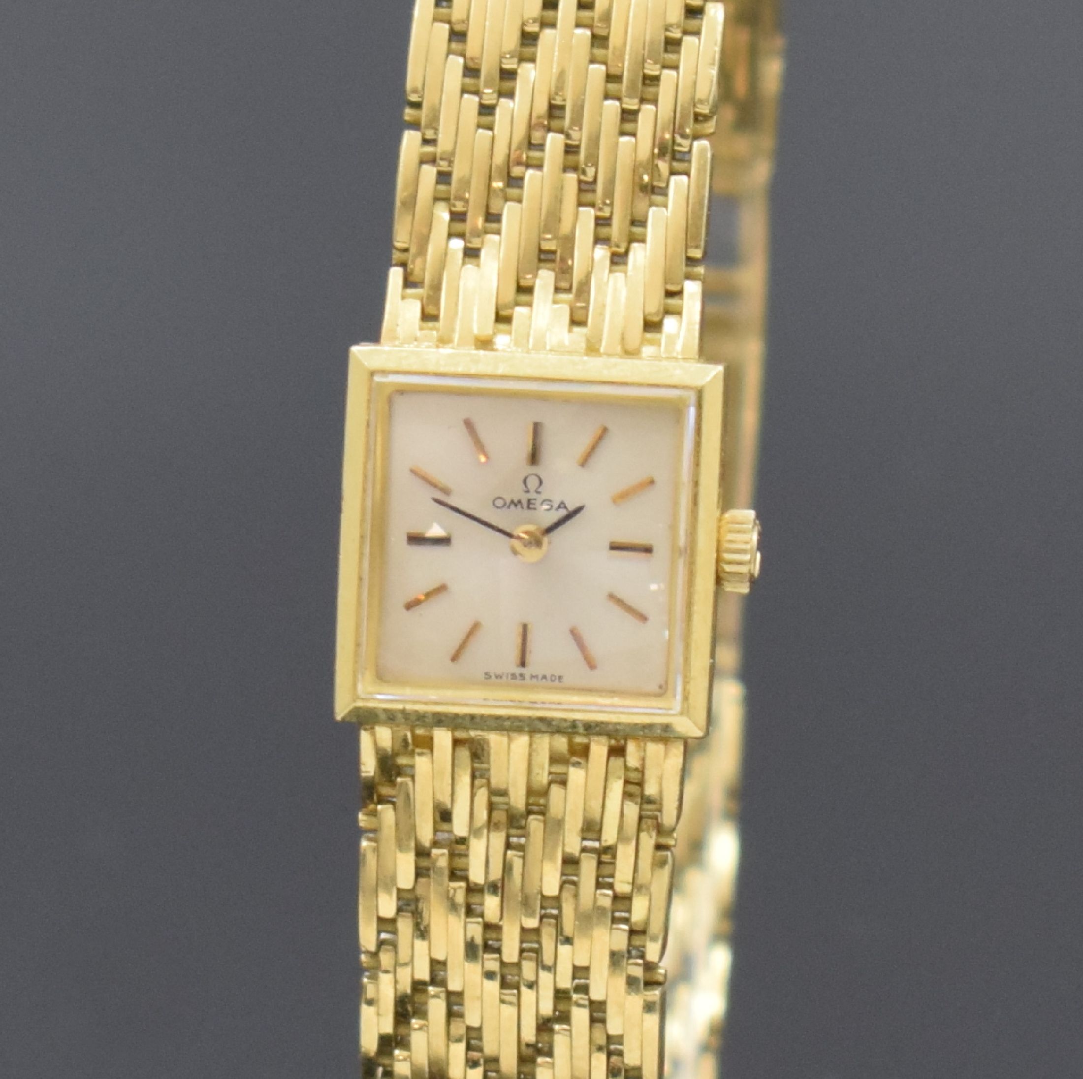Detail a: OMEGA Damenarmbanduhr in GG 750/000 Referenz 8082, Handaufzug, Schweiz um 1961, 2-teil. Geh., Boden aufgedr., silb. Zifferbl. m. aufgel. Indizes, ...