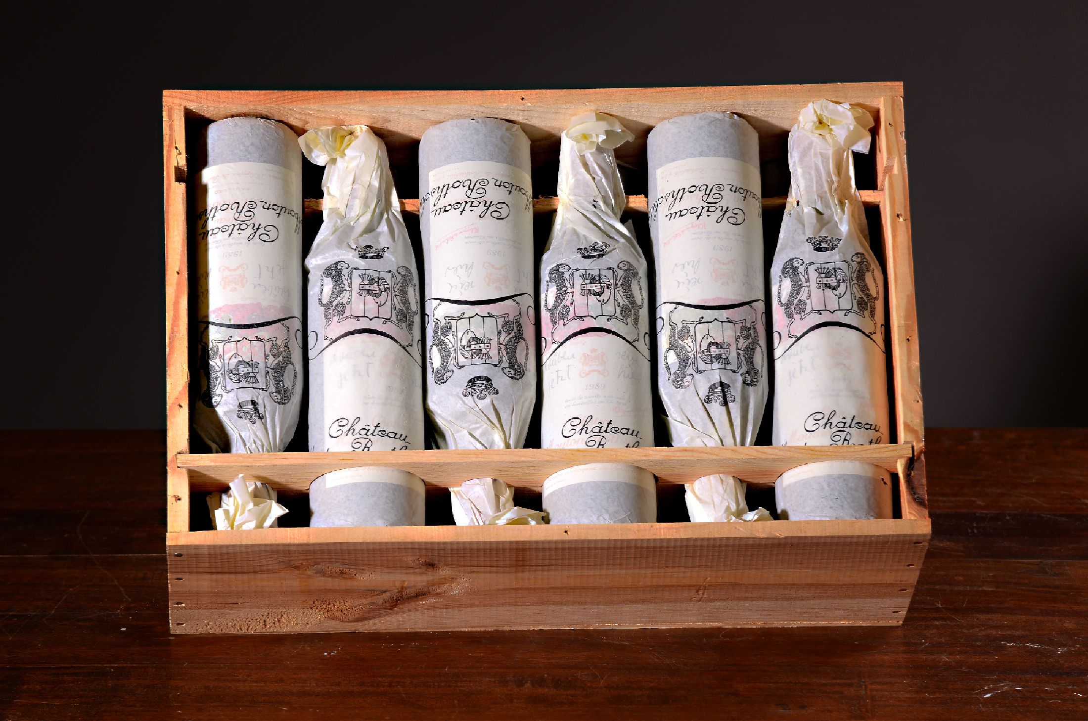 Detail a: 12 Flaschen 1989 Chateau Mouton Rothschild, Paulliac, premier grand cru classé. je 75cl, orig. verkorkt und unverkostet, in orig. Holzkiste