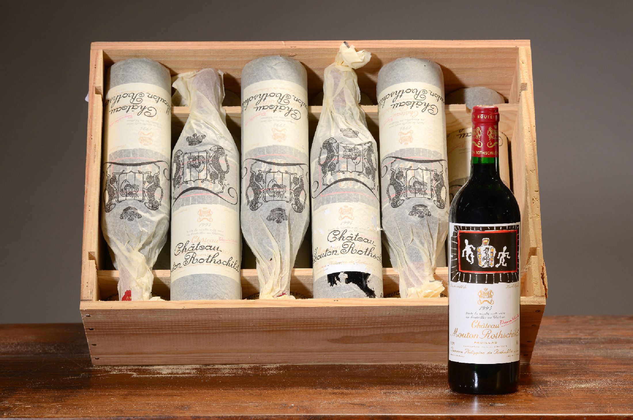 12 Flaschen 1994 Chateau Mouton Rothschild, Paulliac, premier grand cru classé. je 75cl, orig. verkorkt und unverkostet, in orig. Holzkiste, ohne ...