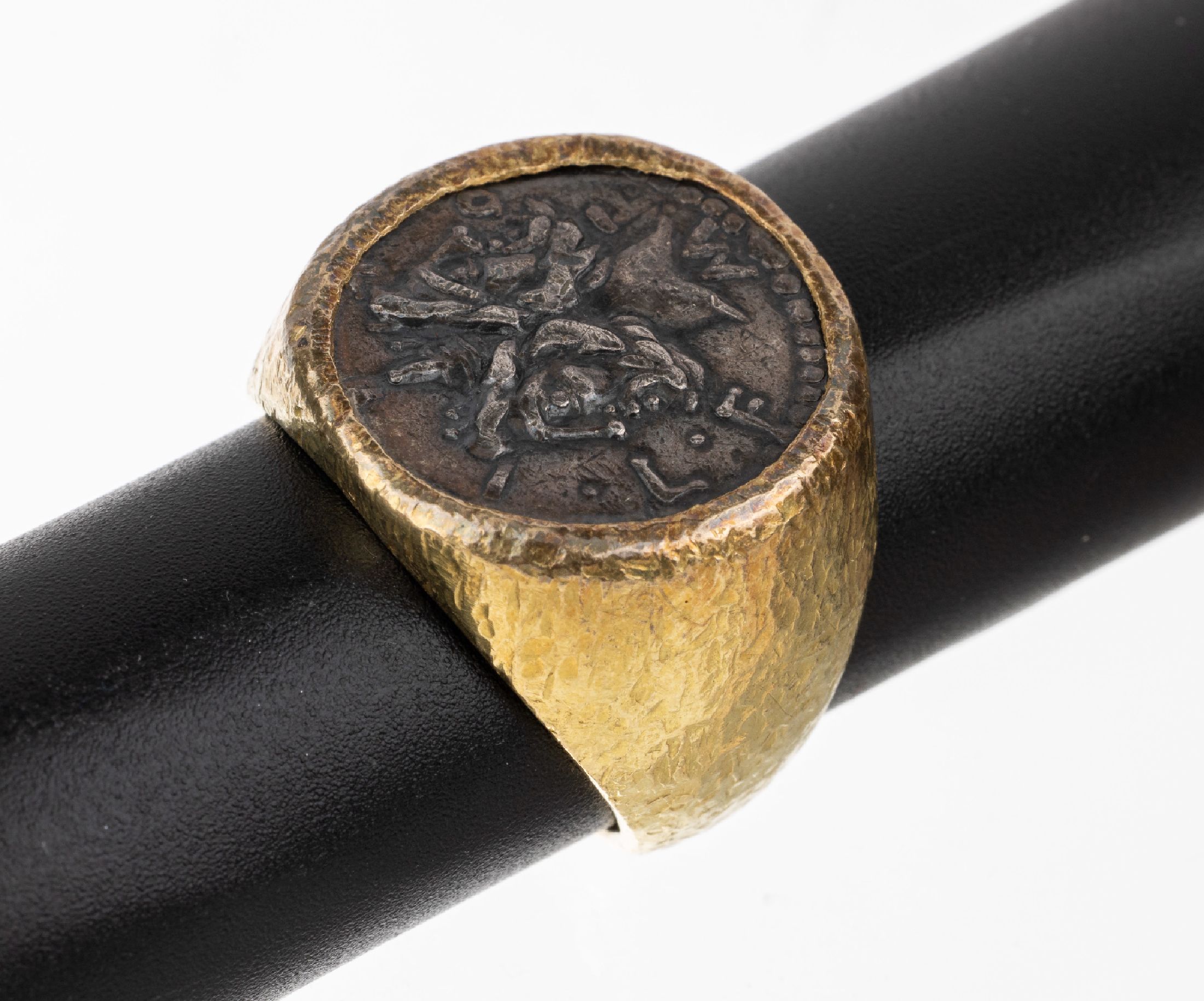 18 kt Gold Münz Ring, GG 750/000, Ring fein strukt., mittige Einlage einer antiken Münze, NACHPRÄGUNG, RW 60, ca. 21.8 g