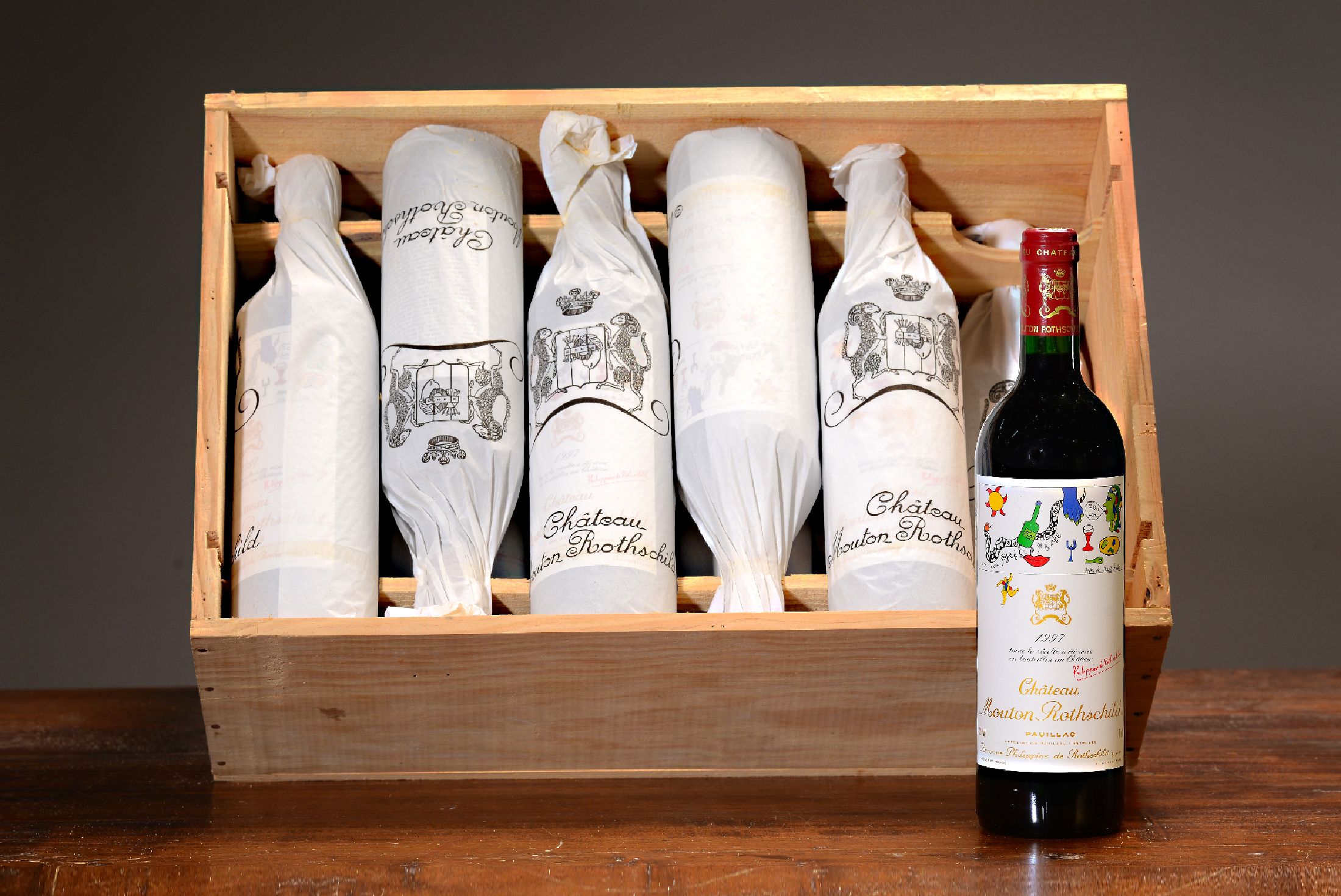 12 Flaschen 1997 Chateau Mouton Rothschild, Paulliac, premier grand cru classé. je 75cl, orig. verkorkt und unverkostet, in orig. Holzkiste