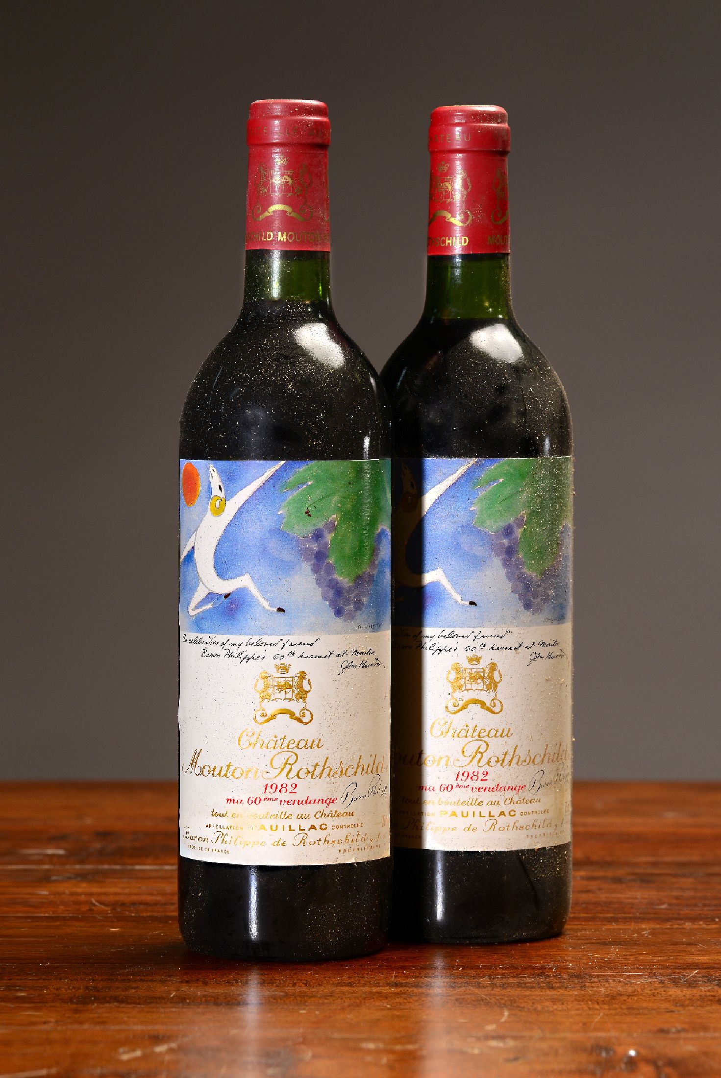 2 Flaschen 1982 Chateau Mouton Rothschild, Paulliac, premier grand cru classé, mit Künstleretikett von John Huston, 75cl, orig. verkorkt und ...