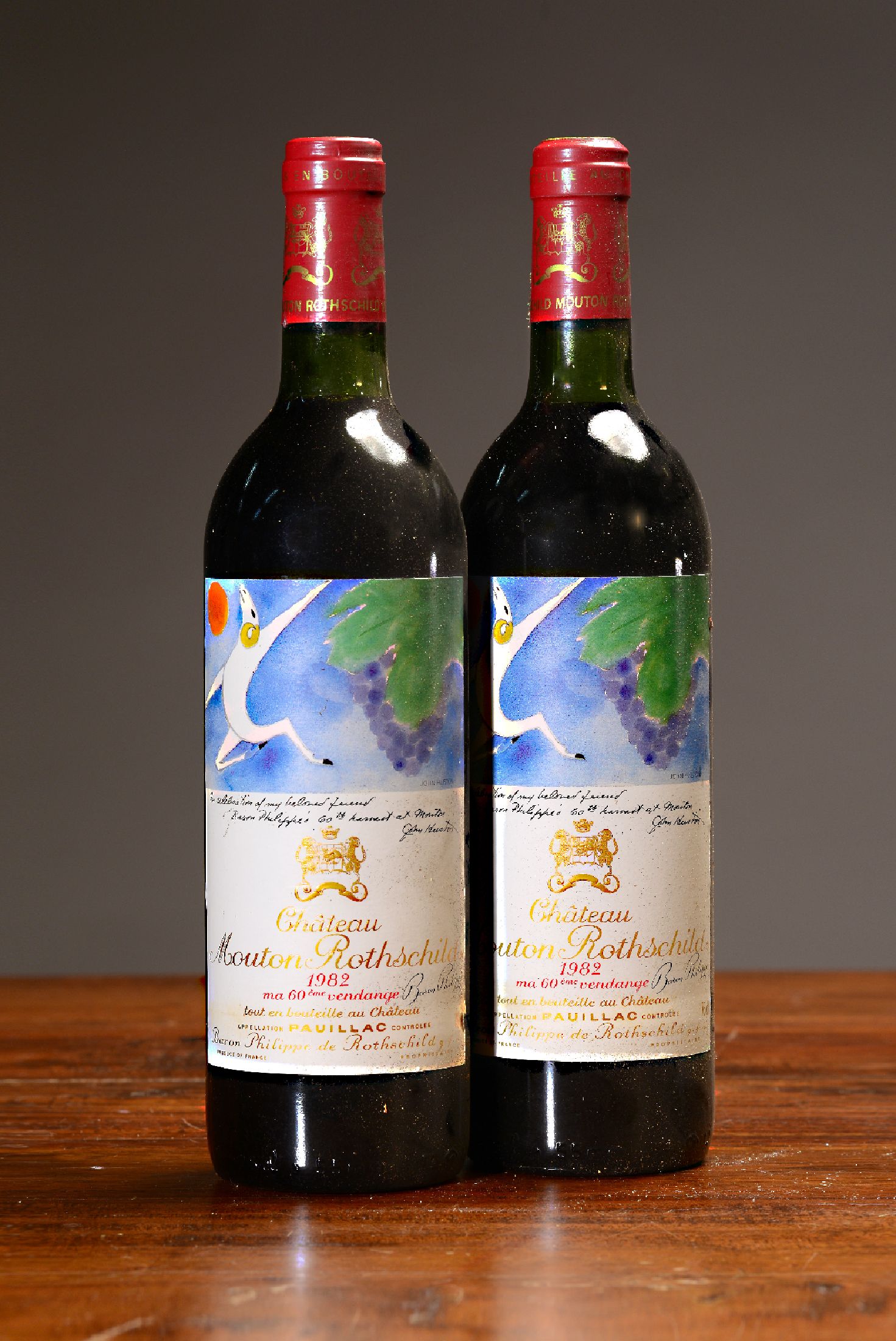 2 Flaschen 1982 Chateau Mouton Rothschild, Paulliac, premier grand cru classé, mit Künstleretikett von John Huston, 75cl, orig. verkorkt und ...