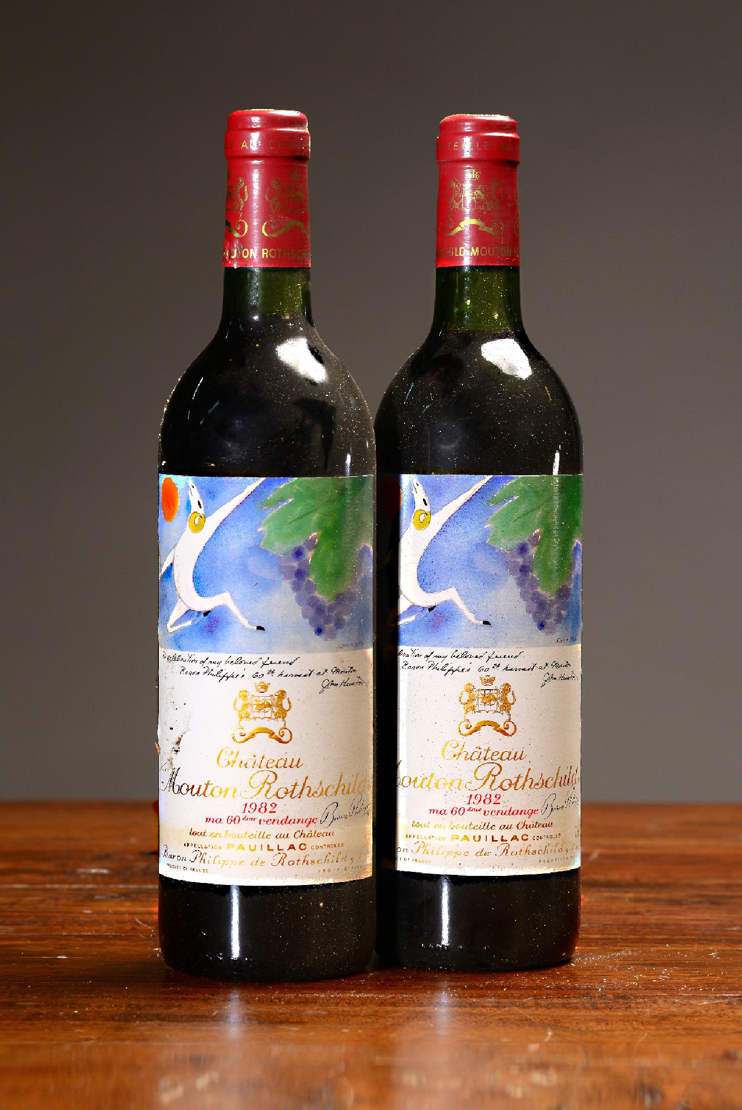 Detail a: 2 Flaschen 1982 Chateau Mouton Rothschild, Paulliac, premier grand cru classé, mit Künstleretikett von John Huston, 75cl, orig. verkorkt und ...