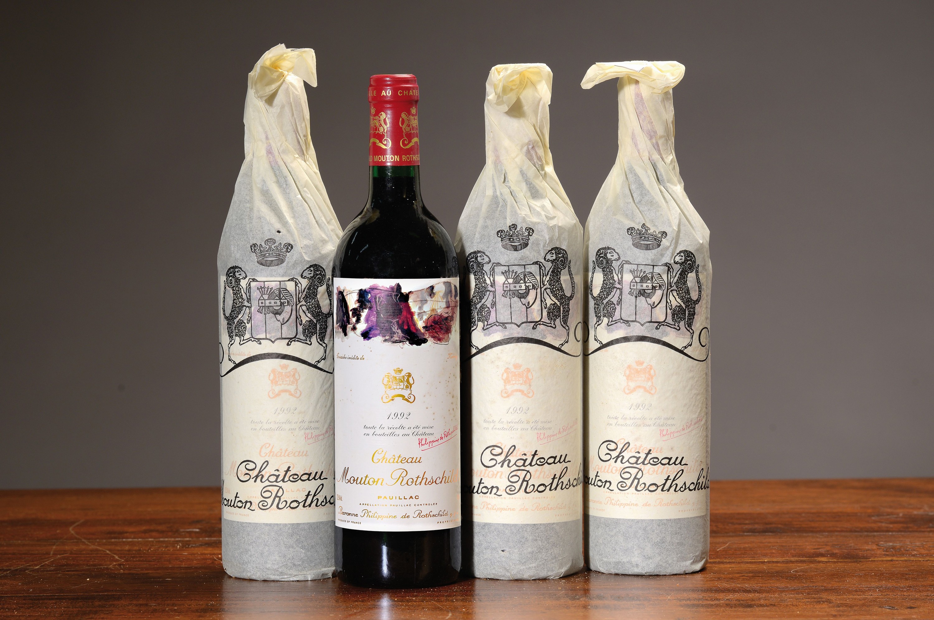 4 Flaschen 1992 Chateau Mouton Rothschild, Paulliac, premier grand cru classé, mit Künstleretikett von Kirkeby, je 75cl, orig. verkorkt und ...