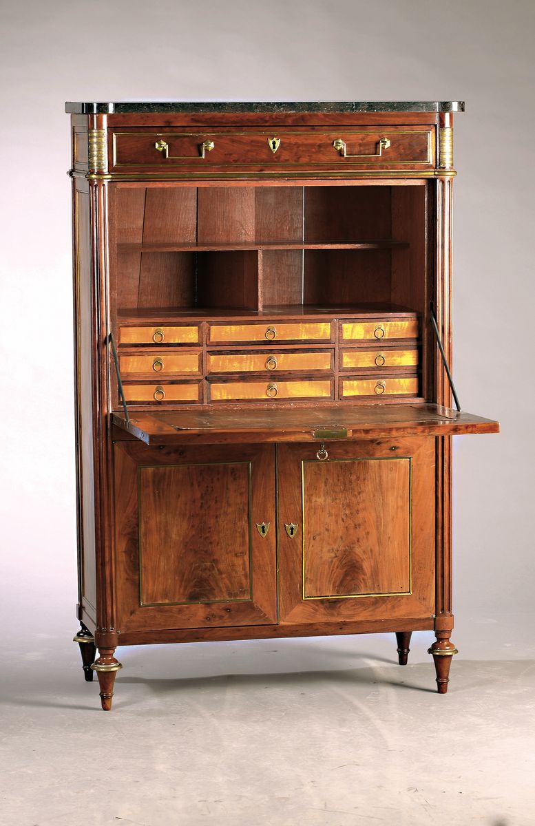 Standsekretär, Louis-Seize, Frankreich, um 1800, Mahagonifurnier, mit Marmorplatte, auf Rahmen gearbeitet, Messingeinlagen und orig. ...