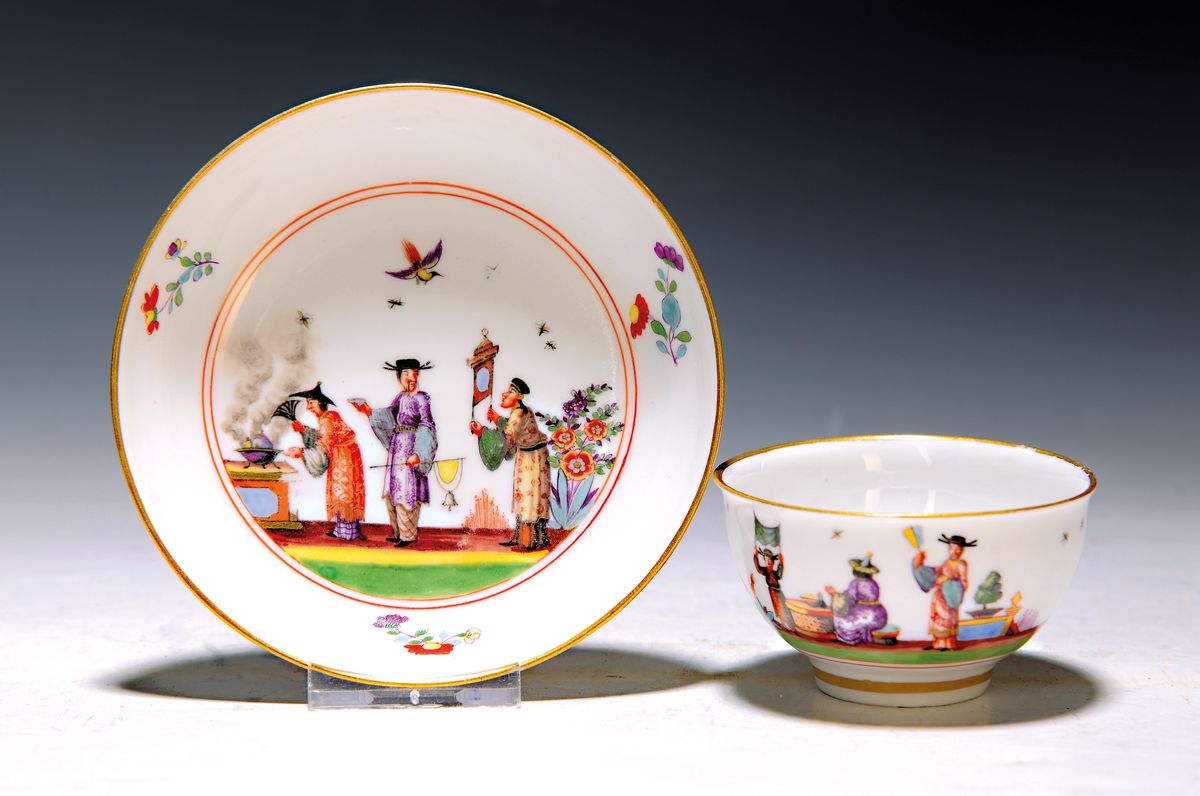 Frühes Koppchen mit Untertasse, Chinoiserien, Meissen, um 1725/30, sog. Höroldt-Malereien, Würdenträger, mit Diener bei wohl einer Tee-Zeremonie, ...