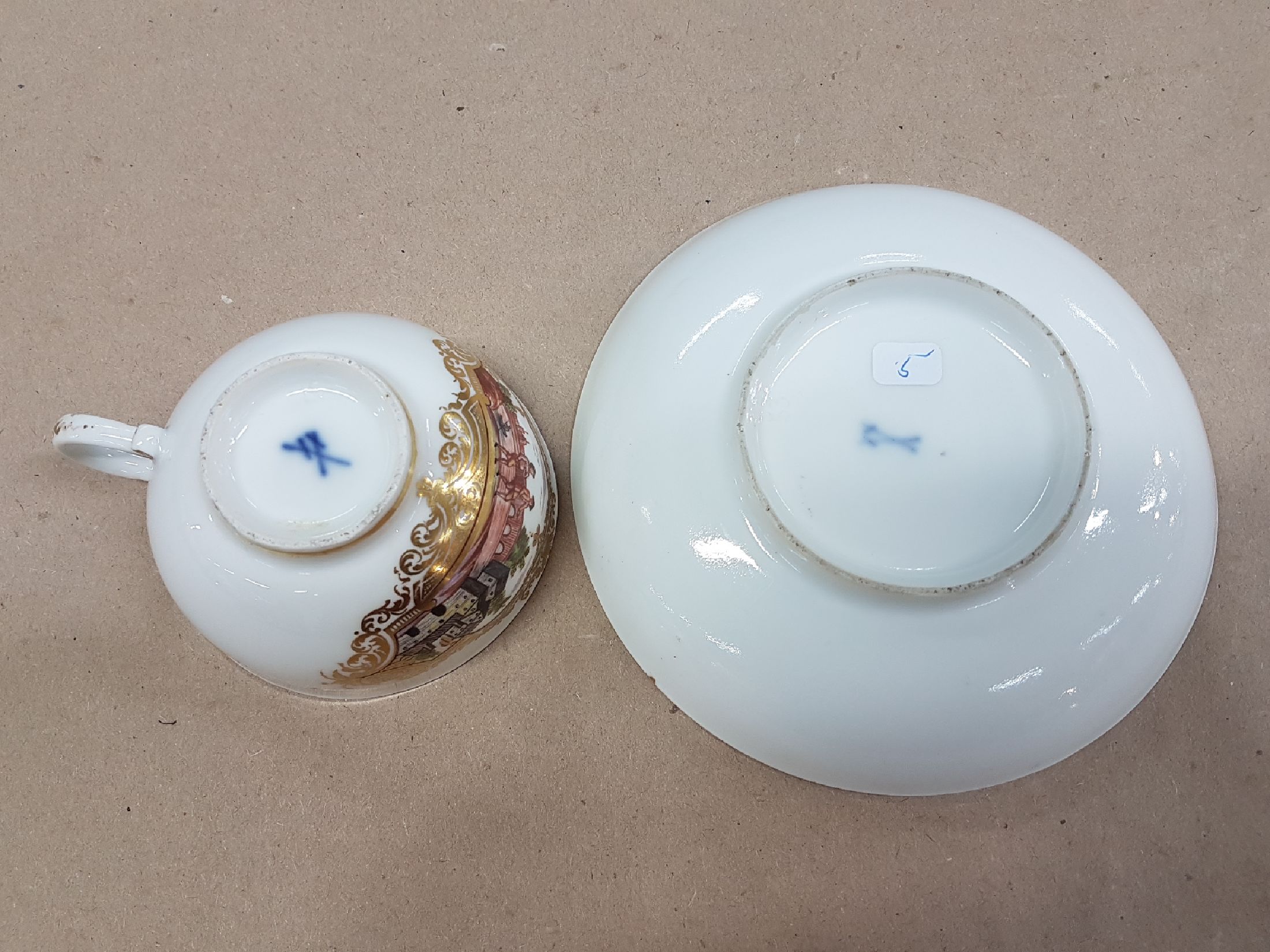 Detail d: Tasse mit Untertassen, Meissen, um 1740/50, Porzellan, in Goldreserven Stadt- bzw. Schlossansicht mit Reiter bzw. Personen, Goldspitzendekor, Tasse ...