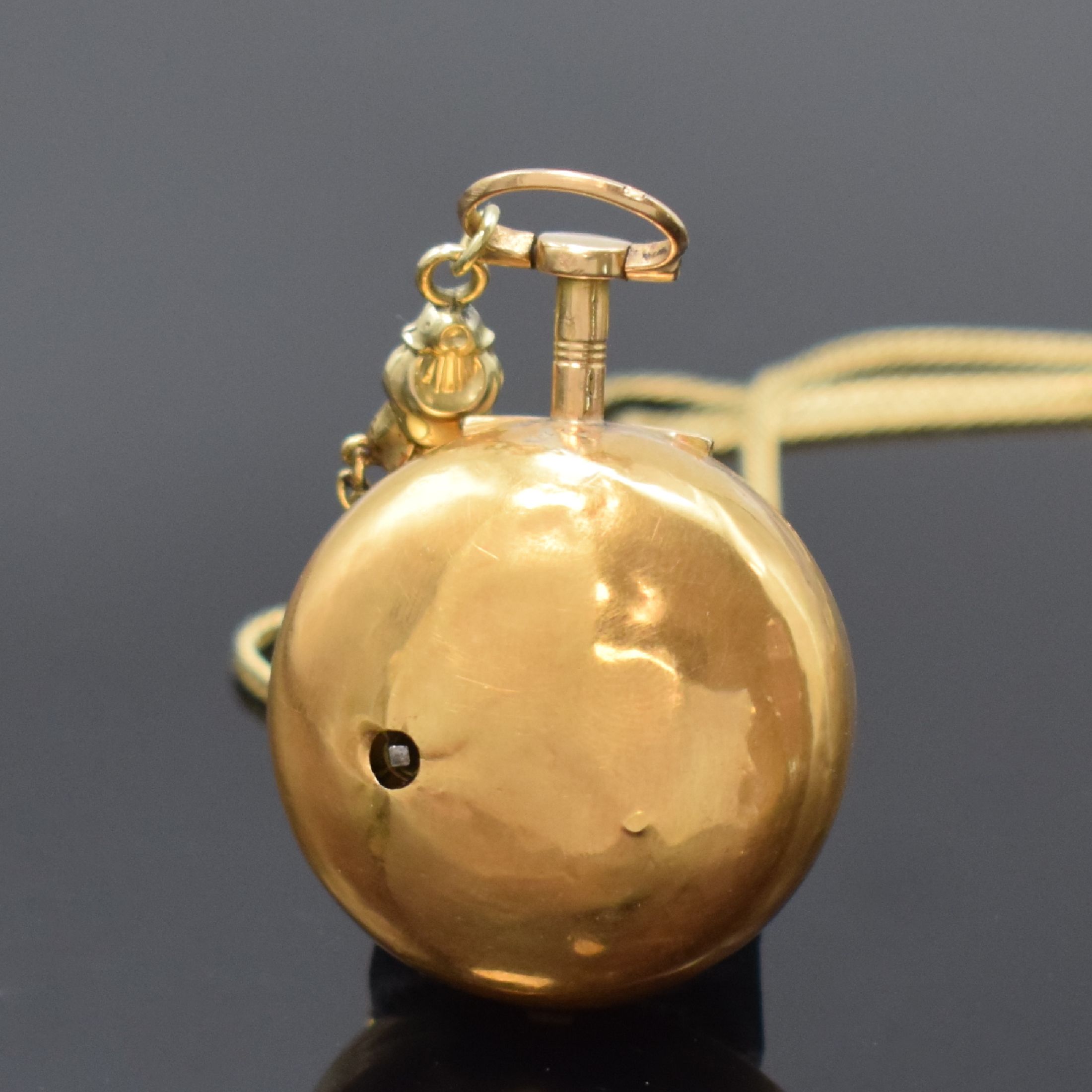 Detail b: MORICAND diamantbesetze Email Spindeltaschenuhr in RG 750/000 an späterer dreireihigen GG 585/000 Kette, Schweiz um 1770, Schlüsselaufzug, glattes ...