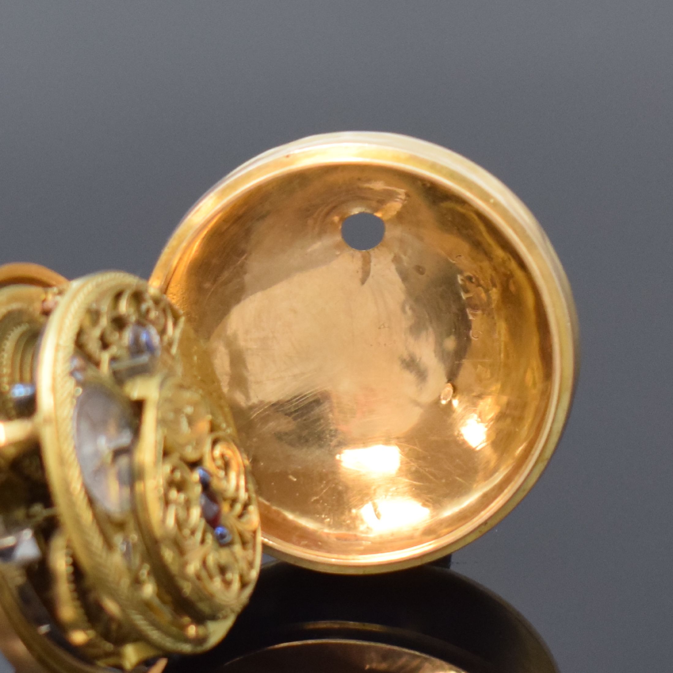 Detail d: MORICAND diamantbesetze Email Spindeltaschenuhr in RG 750/000 an späterer dreireihigen GG 585/000 Kette, Schweiz um 1770, Schlüsselaufzug, glattes ...