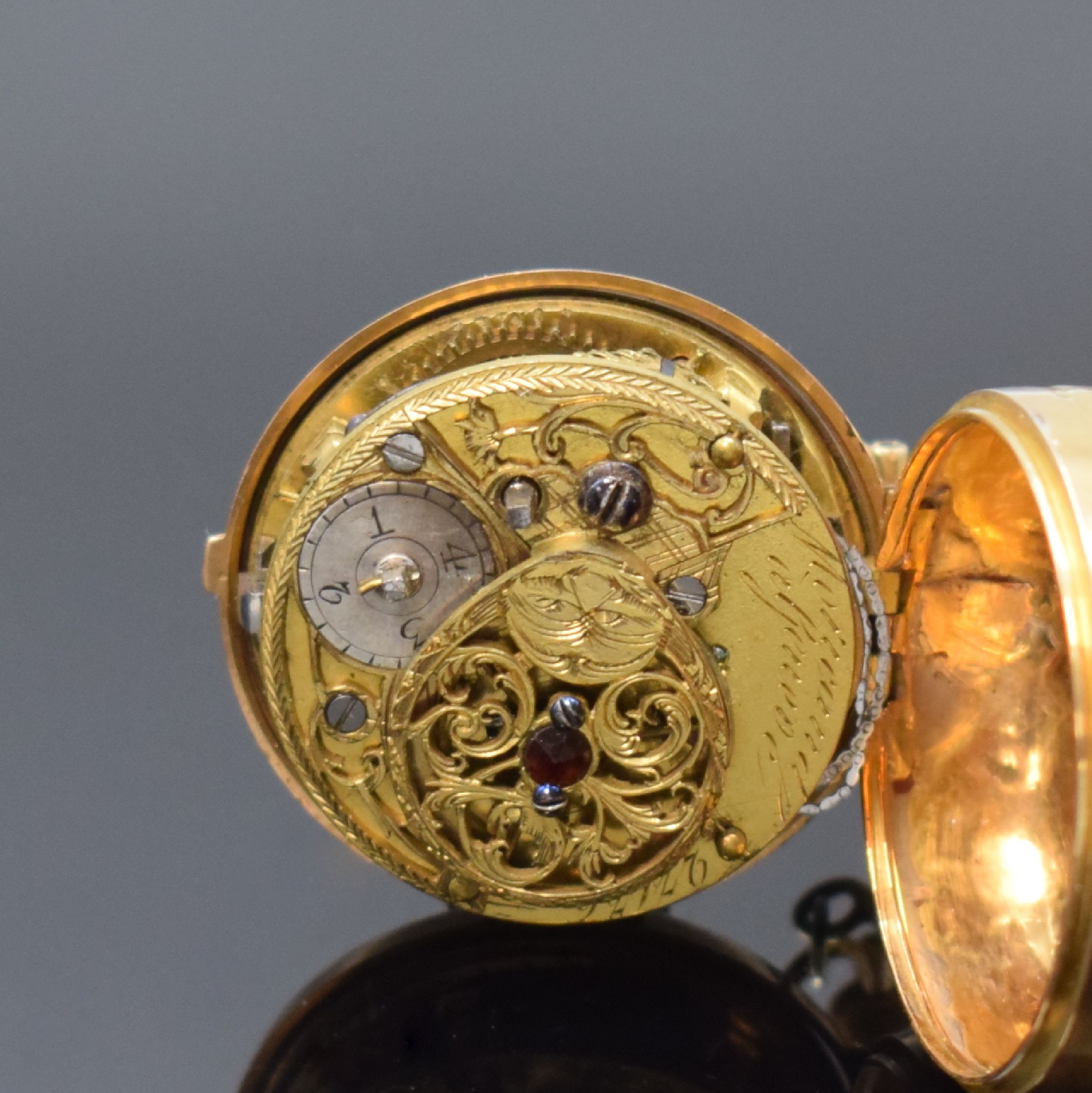 Detail e: MORICAND diamantbesetze Email Spindeltaschenuhr in RG 750/000 an späterer dreireihigen GG 585/000 Kette, Schweiz um 1770, Schlüsselaufzug, glattes ...
