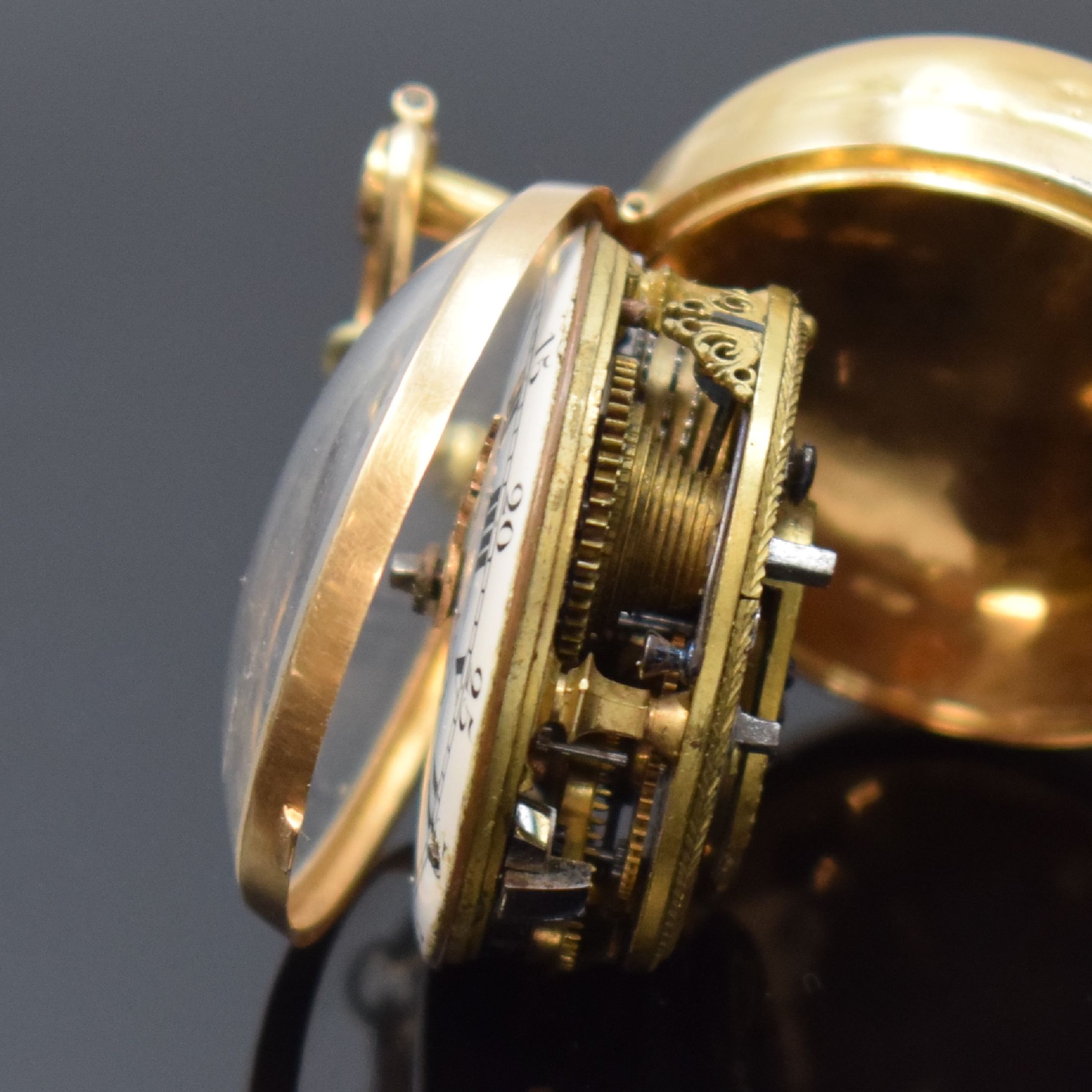Detail f: MORICAND diamantbesetze Email Spindeltaschenuhr in RG 750/000 an späterer dreireihigen GG 585/000 Kette, Schweiz um 1770, Schlüsselaufzug, glattes ...