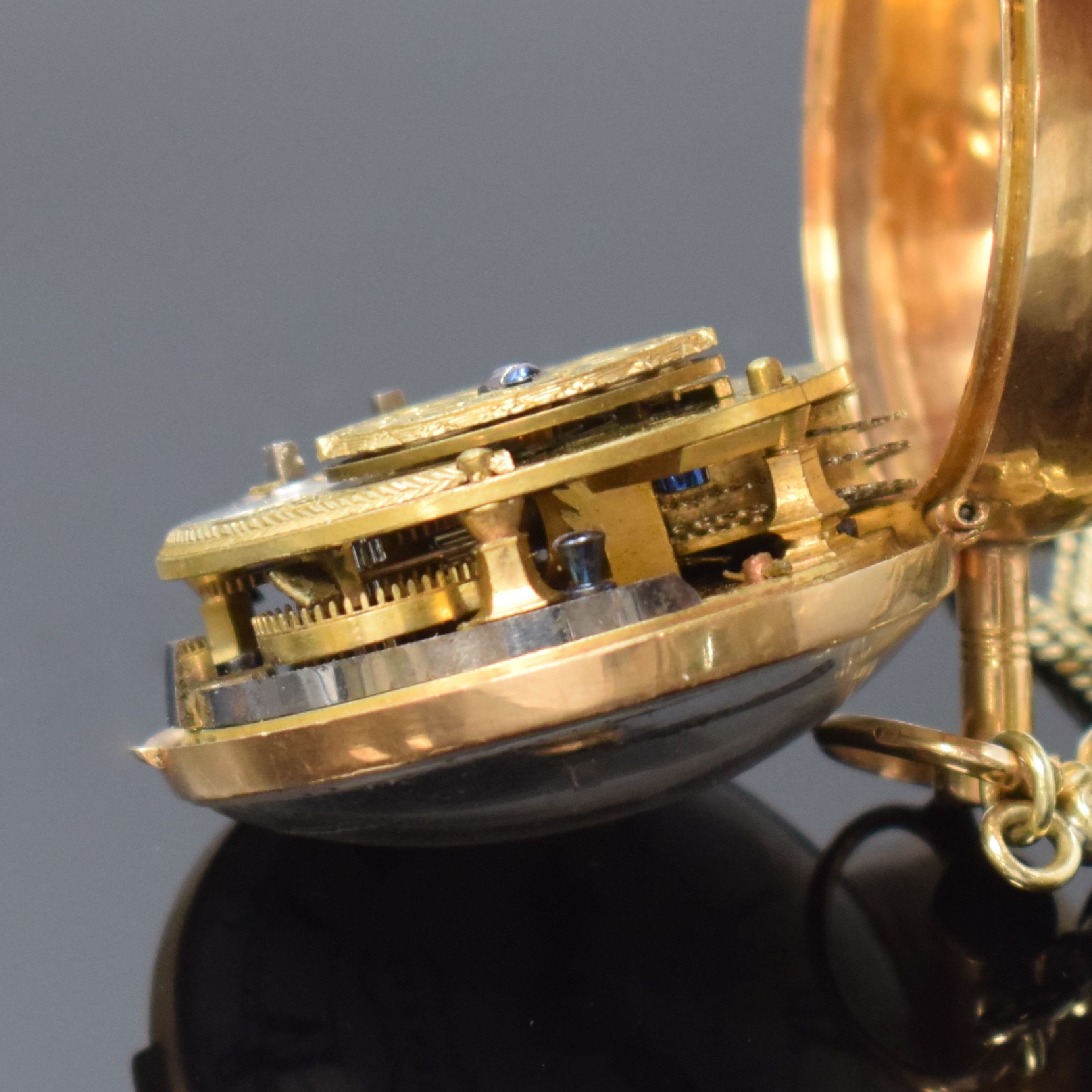 Detail g: MORICAND diamantbesetze Email Spindeltaschenuhr in RG 750/000 an späterer dreireihigen GG 585/000 Kette, Schweiz um 1770, Schlüsselaufzug, glattes ...