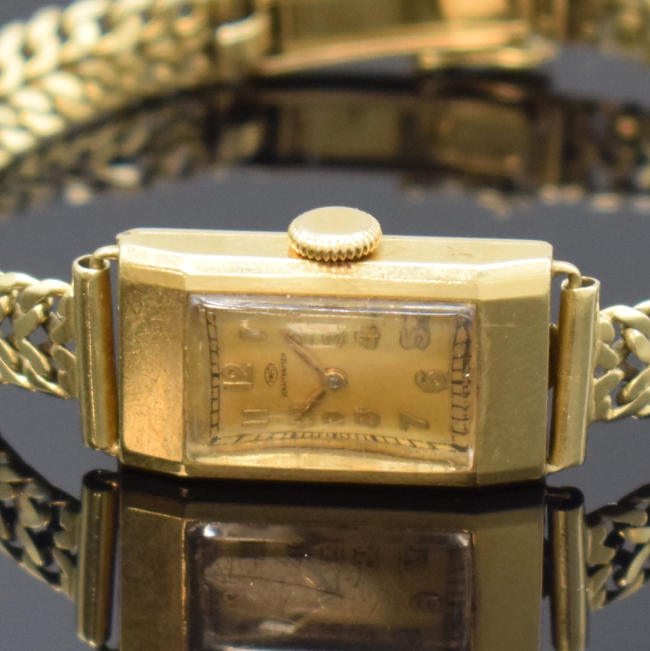 Detail a: IWC rechteckige Damenarmbanduhr am späteren Goldband in GG 585/000, Schweiz um 1930, Handaufzug, Scharniergeh. m. Drahtanstößen, gold. Zifferbl. ...