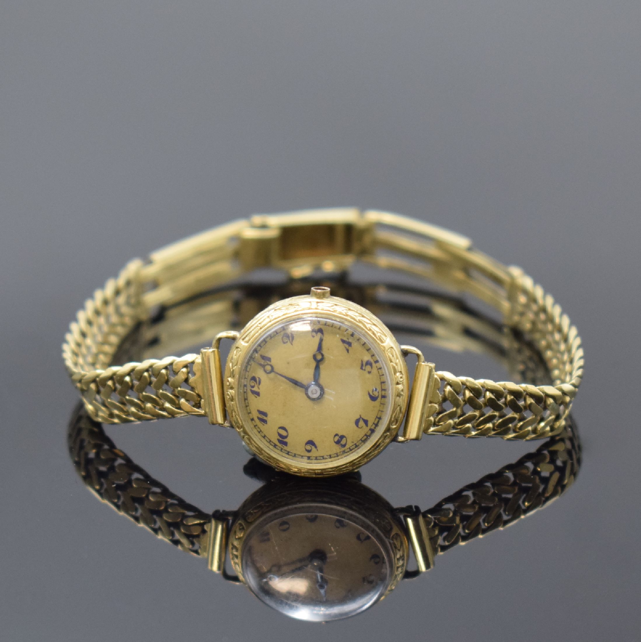 IWC frühe Damenarmbanduhr am späteren Goldband in GG 585/000, Schweiz um 1925, Handaufzug, Scharniergeh., Rand u. Lunette floral grav., gold. ...