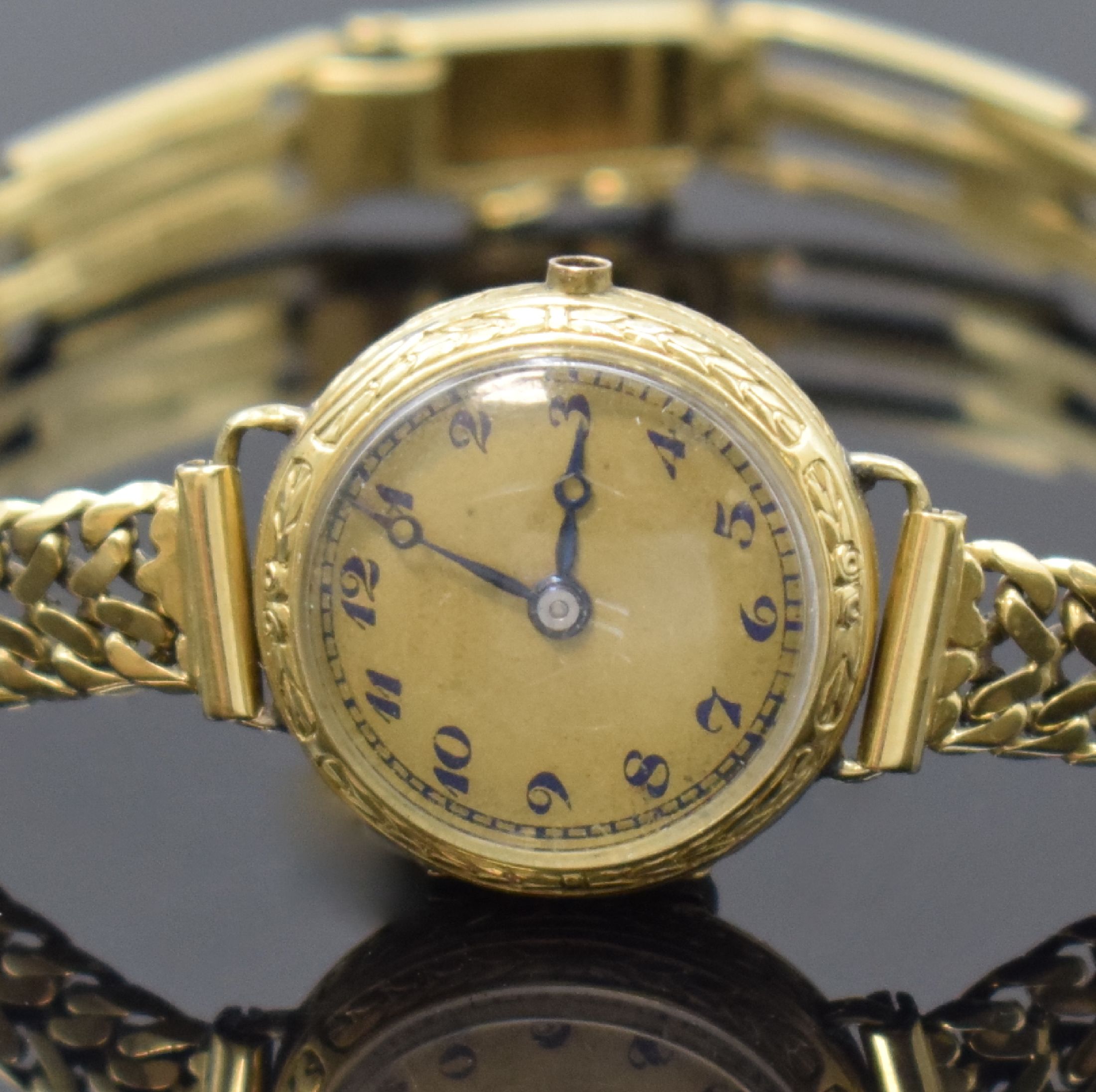 Detail a: IWC frühe Damenarmbanduhr am späteren Goldband in GG 585/000, Schweiz um 1925, Handaufzug, Scharniergeh., Rand u. Lunette floral grav., gold. ...