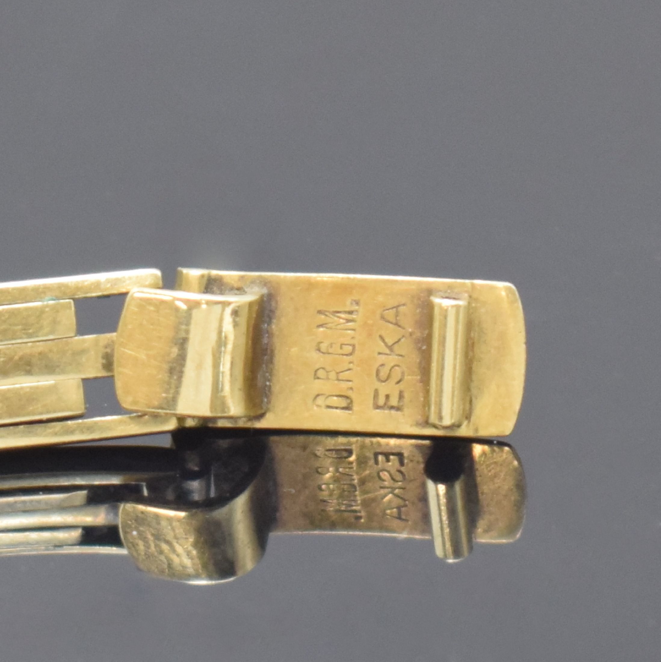 Detail b: IWC frühe Damenarmbanduhr am späteren Goldband in GG 585/000, Schweiz um 1925, Handaufzug, Scharniergeh., Rand u. Lunette floral grav., gold. ...