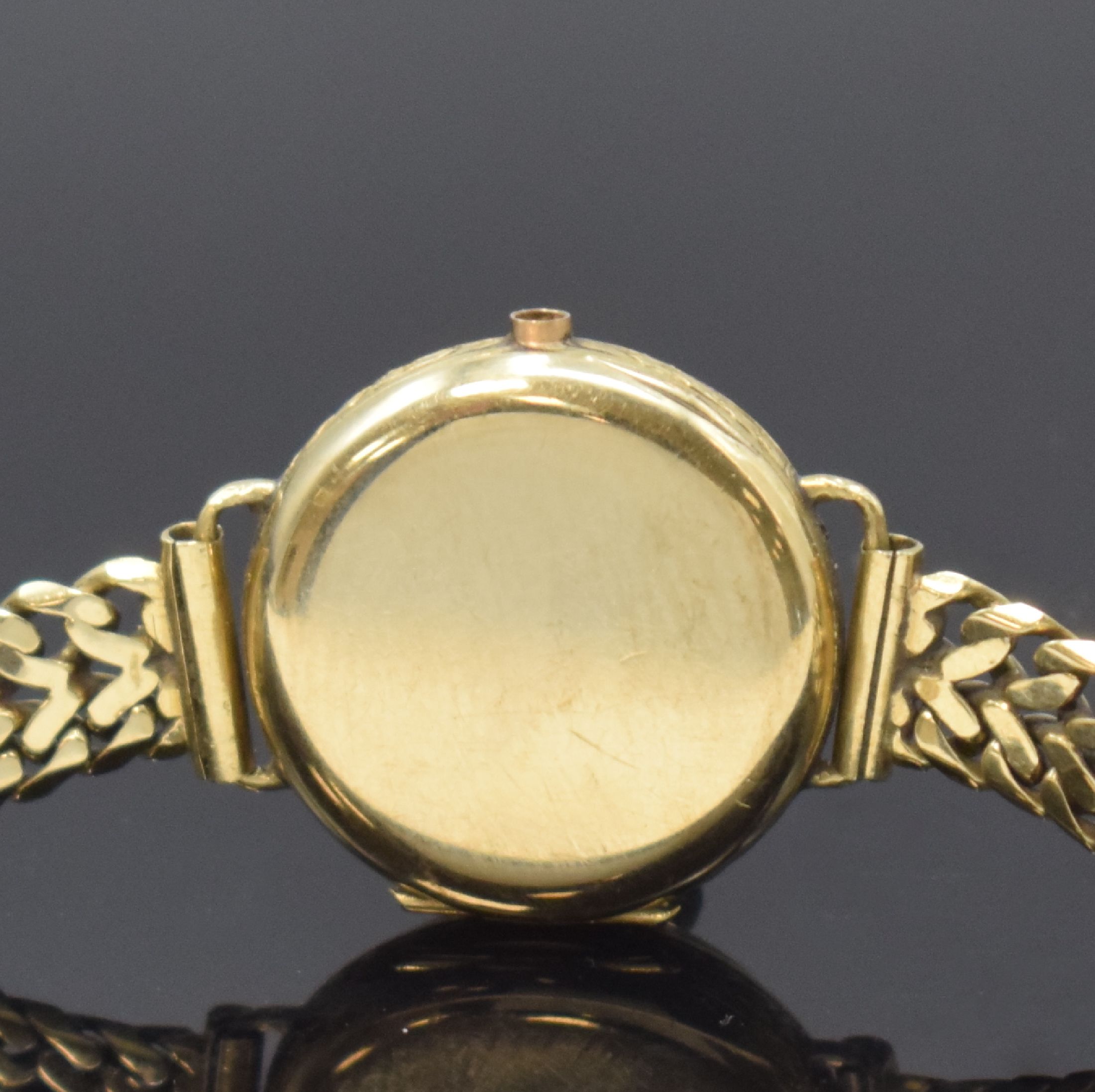 Detail c: IWC frühe Damenarmbanduhr am späteren Goldband in GG 585/000, Schweiz um 1925, Handaufzug, Scharniergeh., Rand u. Lunette floral grav., gold. ...