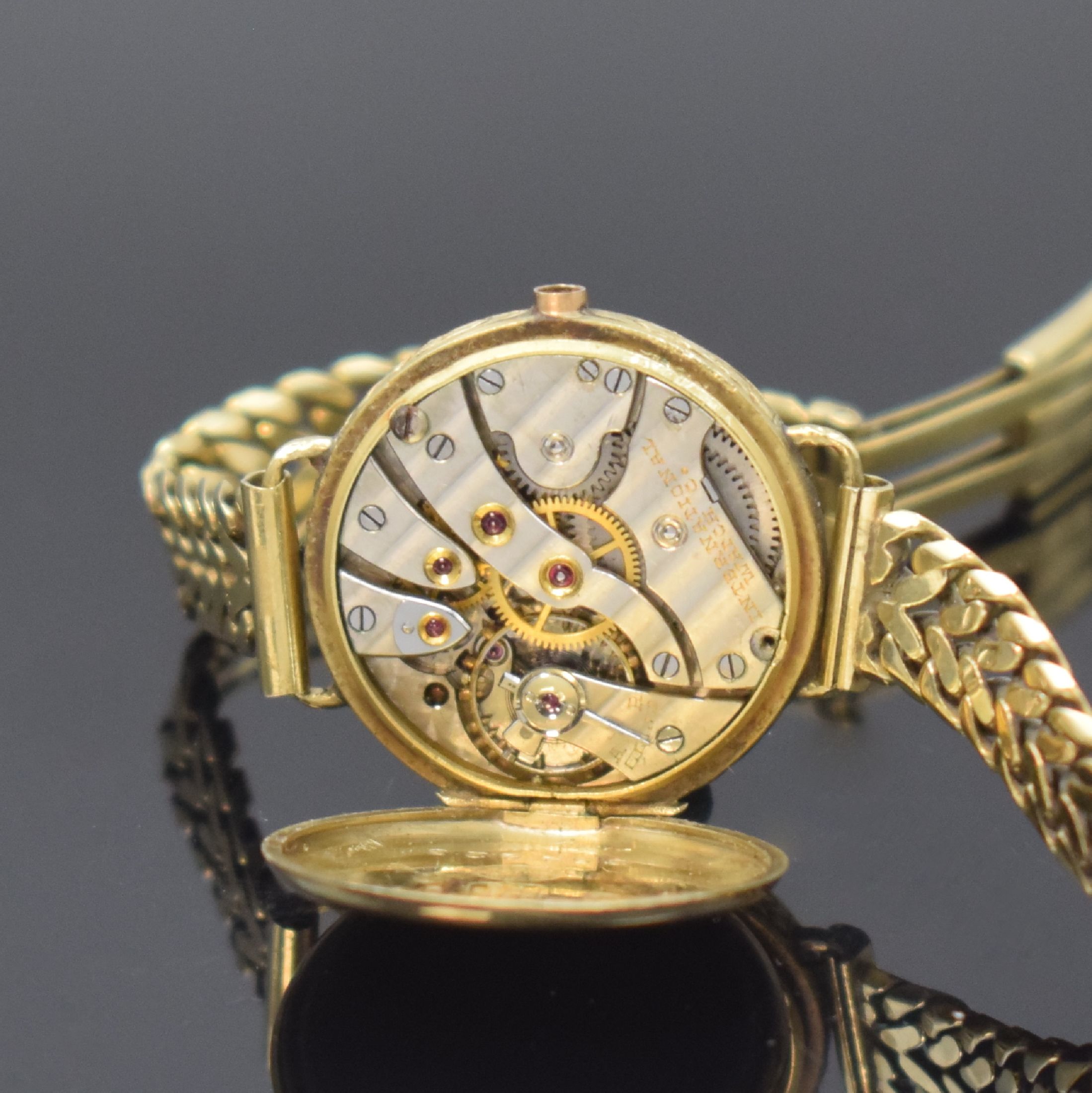 Detail e: IWC frühe Damenarmbanduhr am späteren Goldband in GG 585/000, Schweiz um 1925, Handaufzug, Scharniergeh., Rand u. Lunette floral grav., gold. ...