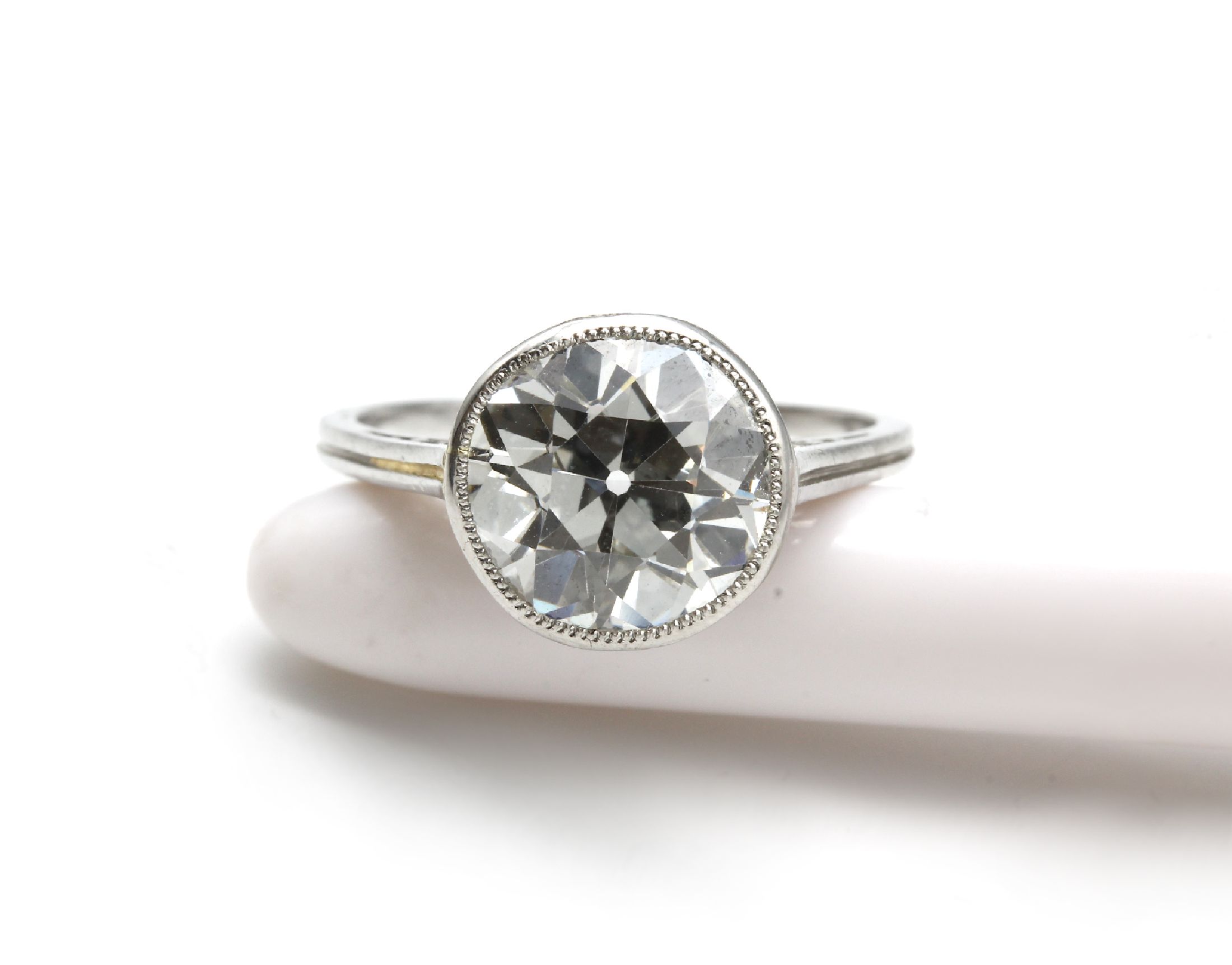 Detail b: Platin Diamant Ring, um 1910, Platin geprüft, Altschliff-Diamant 3.82 ct l. get. Weiß (J)/si 1 DPL-Expertise 05/2011, in Zargenfassung, Ringkopf ...