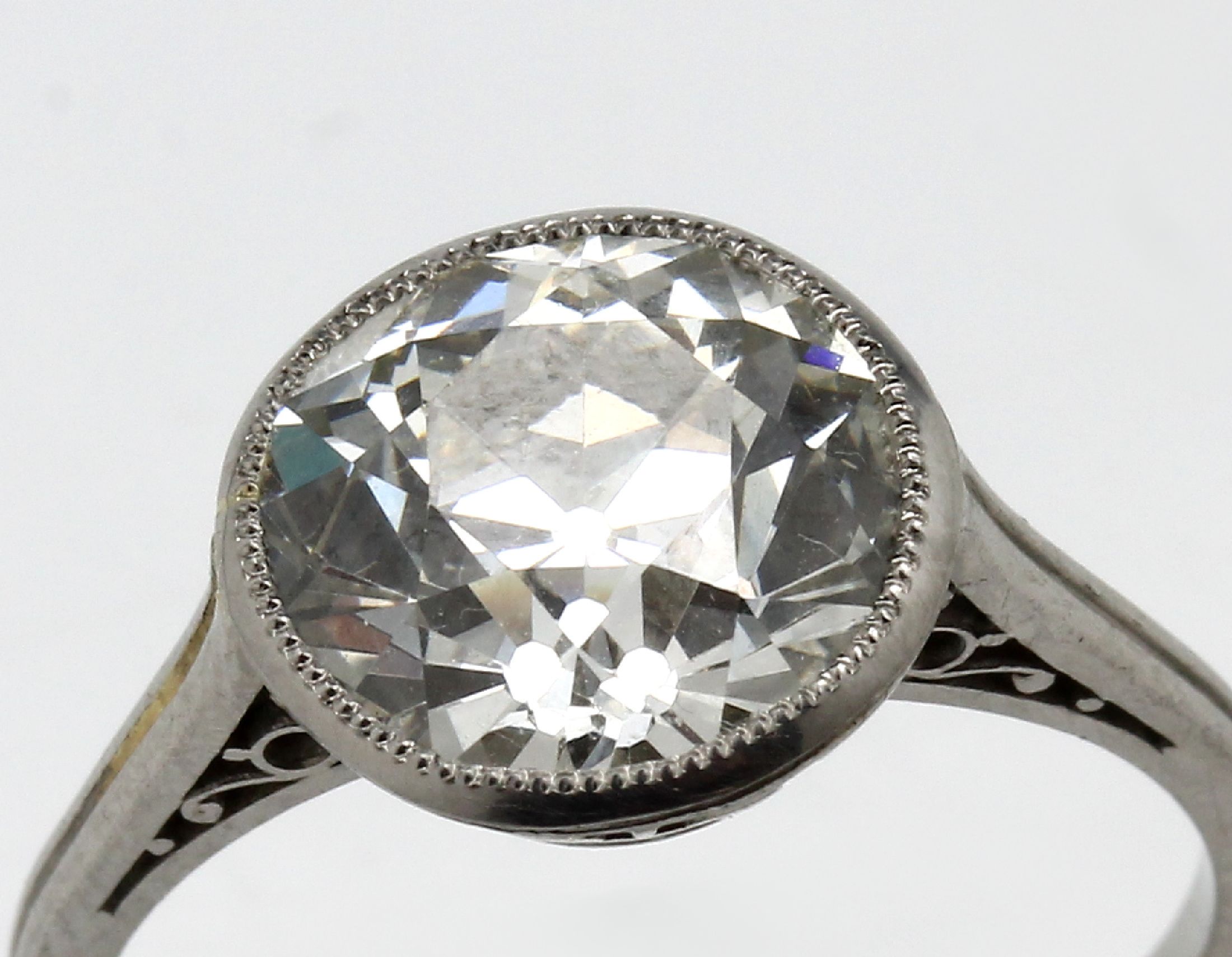 Detail c: Platin Diamant Ring, um 1910, Platin geprüft, Altschliff-Diamant 3.82 ct l. get. Weiß (J)/si 1 DPL-Expertise 05/2011, in Zargenfassung, Ringkopf ...