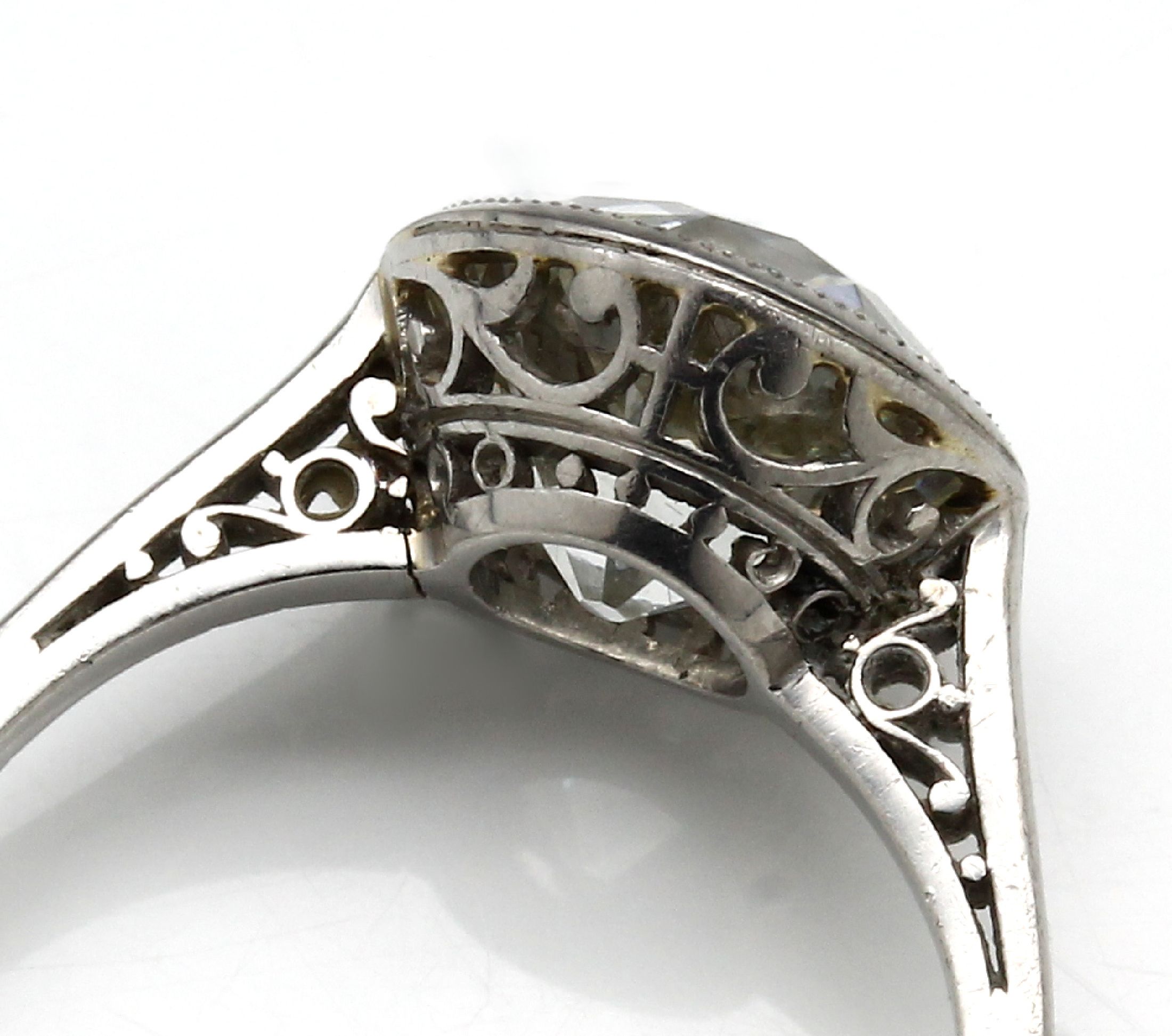 Detail d: Platin Diamant Ring, um 1910, Platin geprüft, Altschliff-Diamant 3.82 ct l. get. Weiß (J)/si 1 DPL-Expertise 05/2011, in Zargenfassung, Ringkopf ...