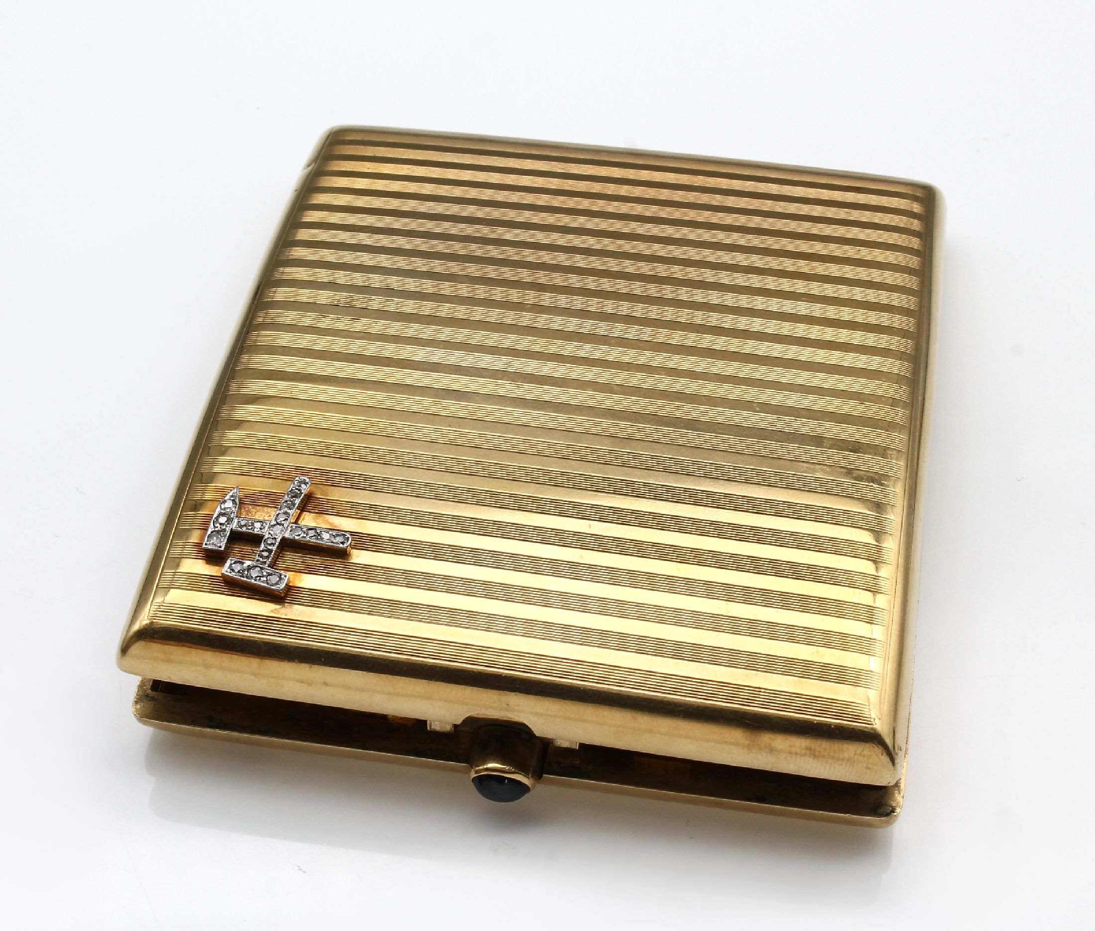 Detail a: 14 kt Gold Zigarettenetui, GG 585/000, gepr., 1930er Jahre, leicht gewölbte Form, Streifenguilloche, aufgelegtes Bergmannszeichen ausgefasst mit 19 ...