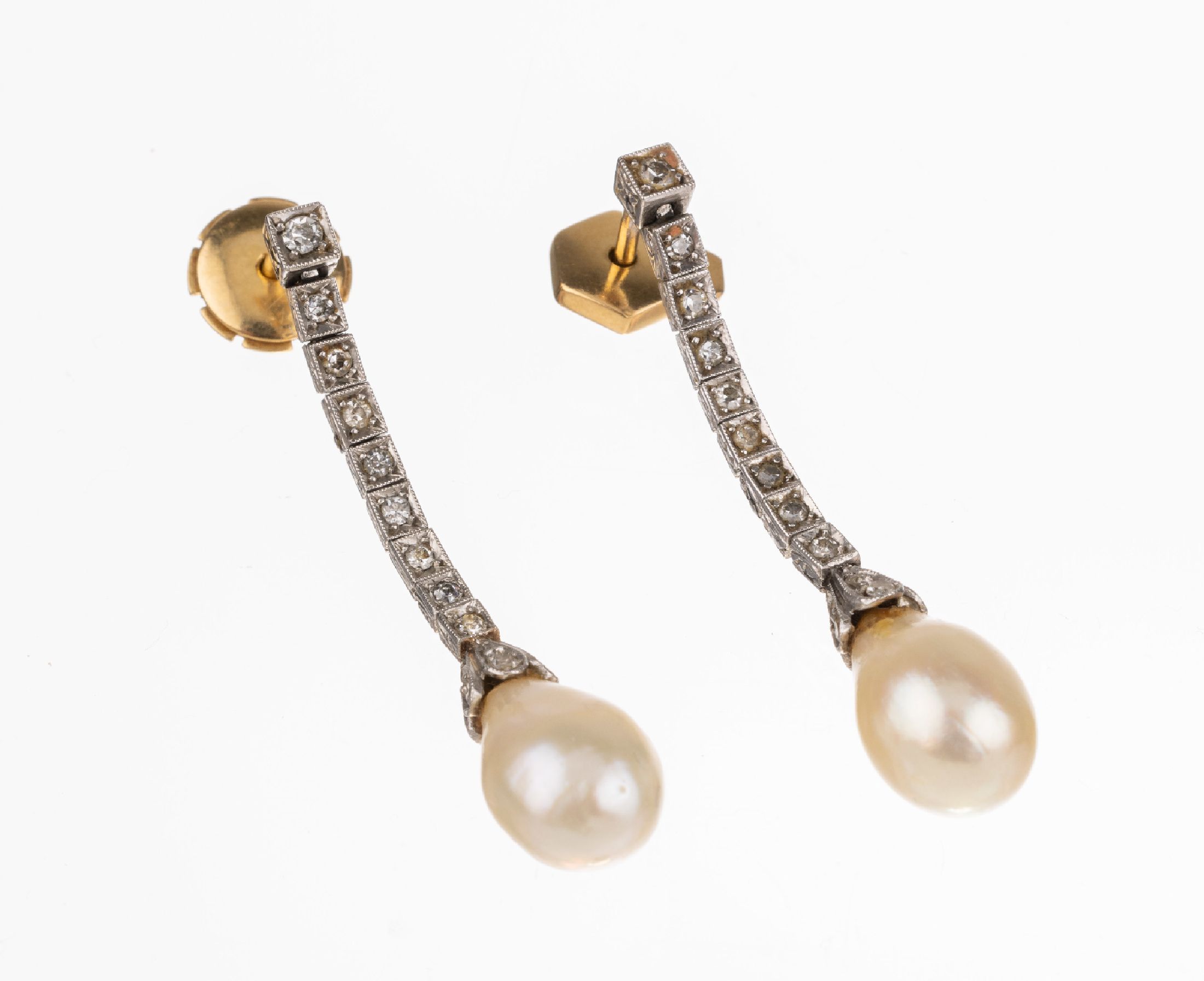 Paar 18 kt Gold Zuchtperl-Diamant Ohrgehänge, 1930er Jahre, GG/WG 750/000, 30 Altschliff-Diam. zus. ca. 0.60 ct Weiß-l. get. Weiß/si- p 1, 2 ...