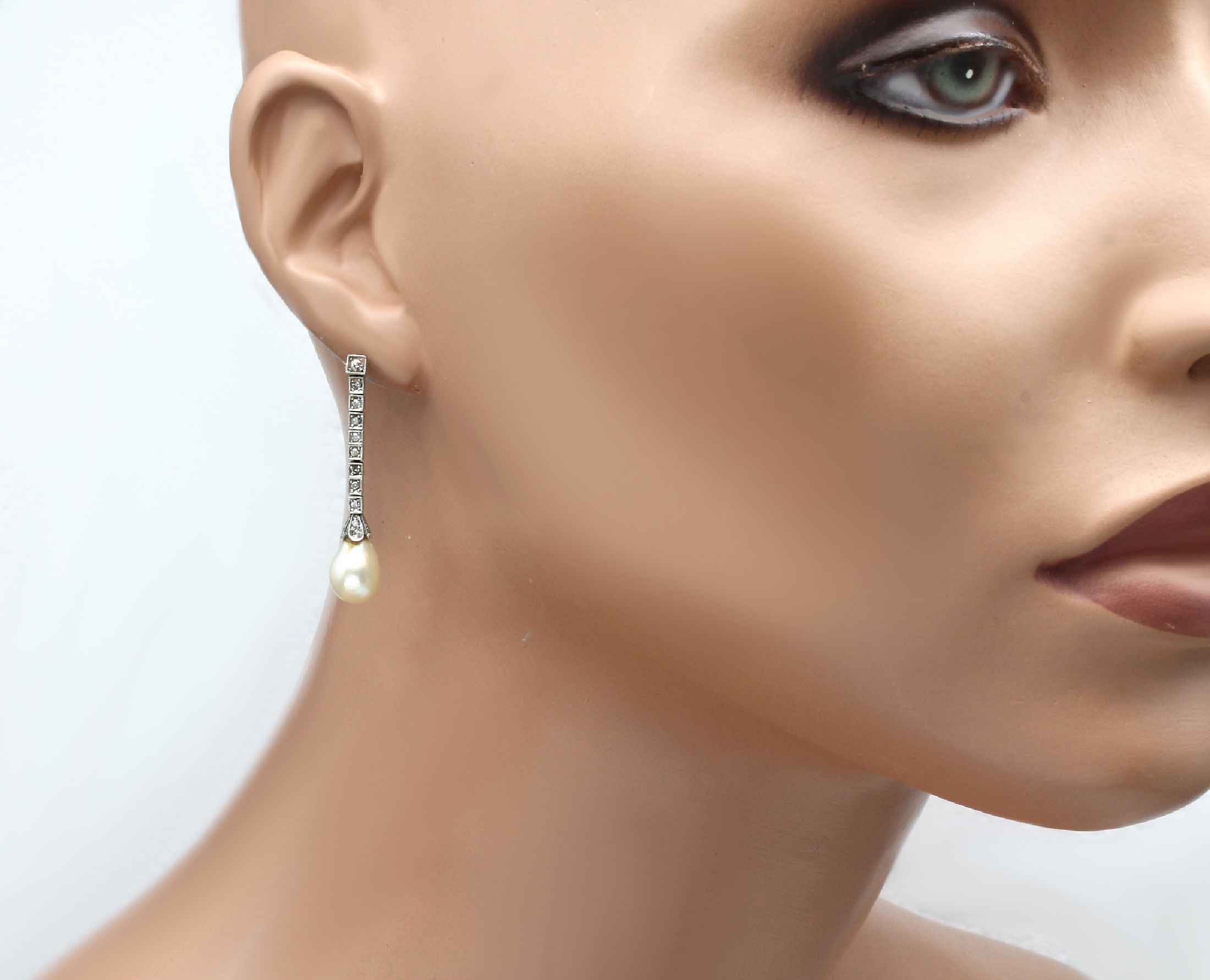 Detail a: Paar 18 kt Gold Zuchtperl-Diamant Ohrgehänge, 1930er Jahre, GG/WG 750/000, 30 Altschliff-Diam. zus. ca. 0.60 ct Weiß-l. get. Weiß/si- p 1, 2 ...