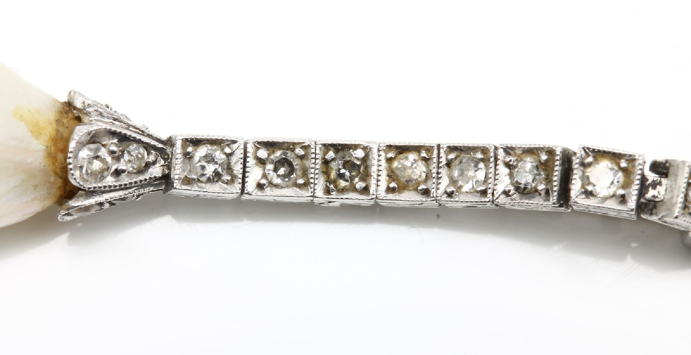 Detail c: Paar 18 kt Gold Zuchtperl-Diamant Ohrgehänge, 1930er Jahre, GG/WG 750/000, 30 Altschliff-Diam. zus. ca. 0.60 ct Weiß-l. get. Weiß/si- p 1, 2 ...