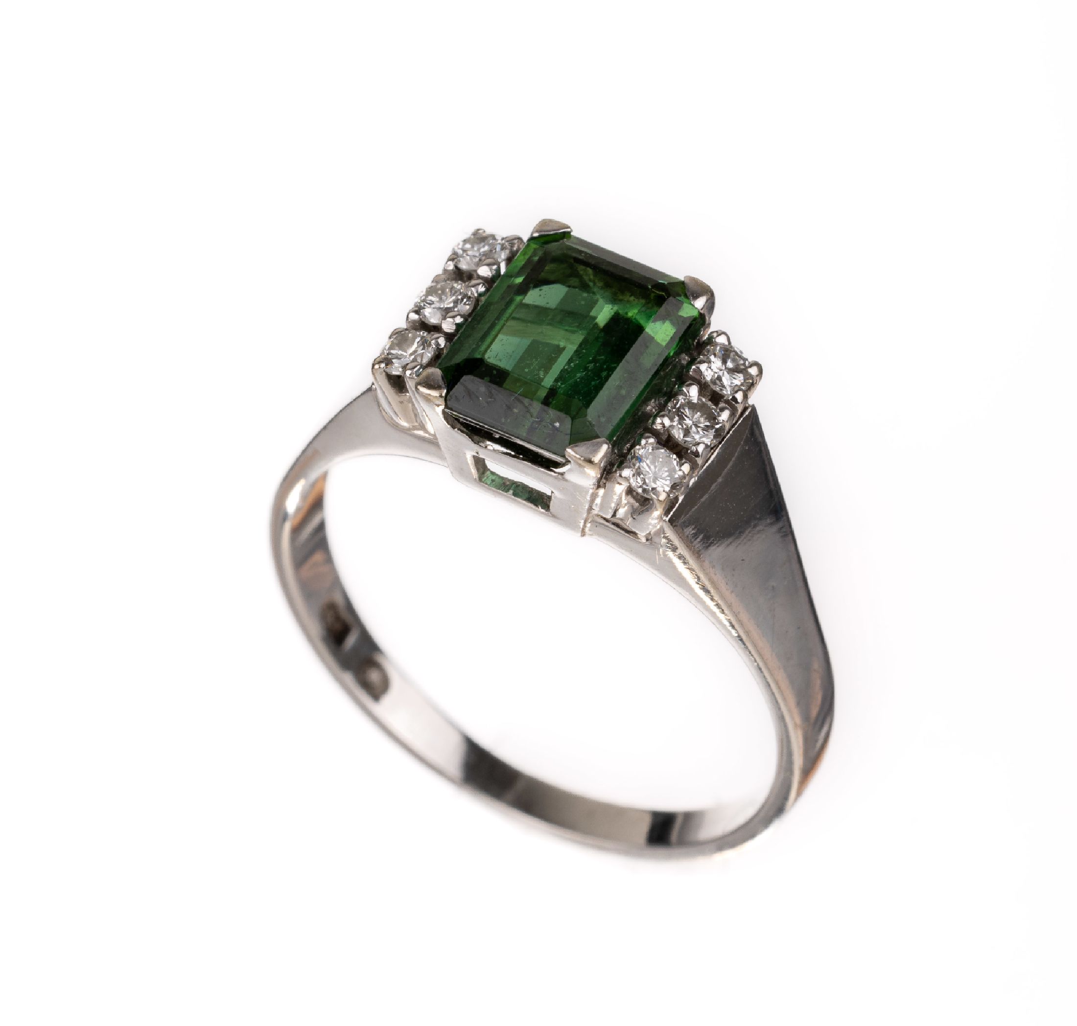 14 kt Gold Turmalin-Brillant-Ring, WG 585/000, 6 Brillanten zus. ca. 0.15 ct Weiß/si, 1 grüner Turmalin von guter Farbe im Emerald Cut ca. 1.30 ...