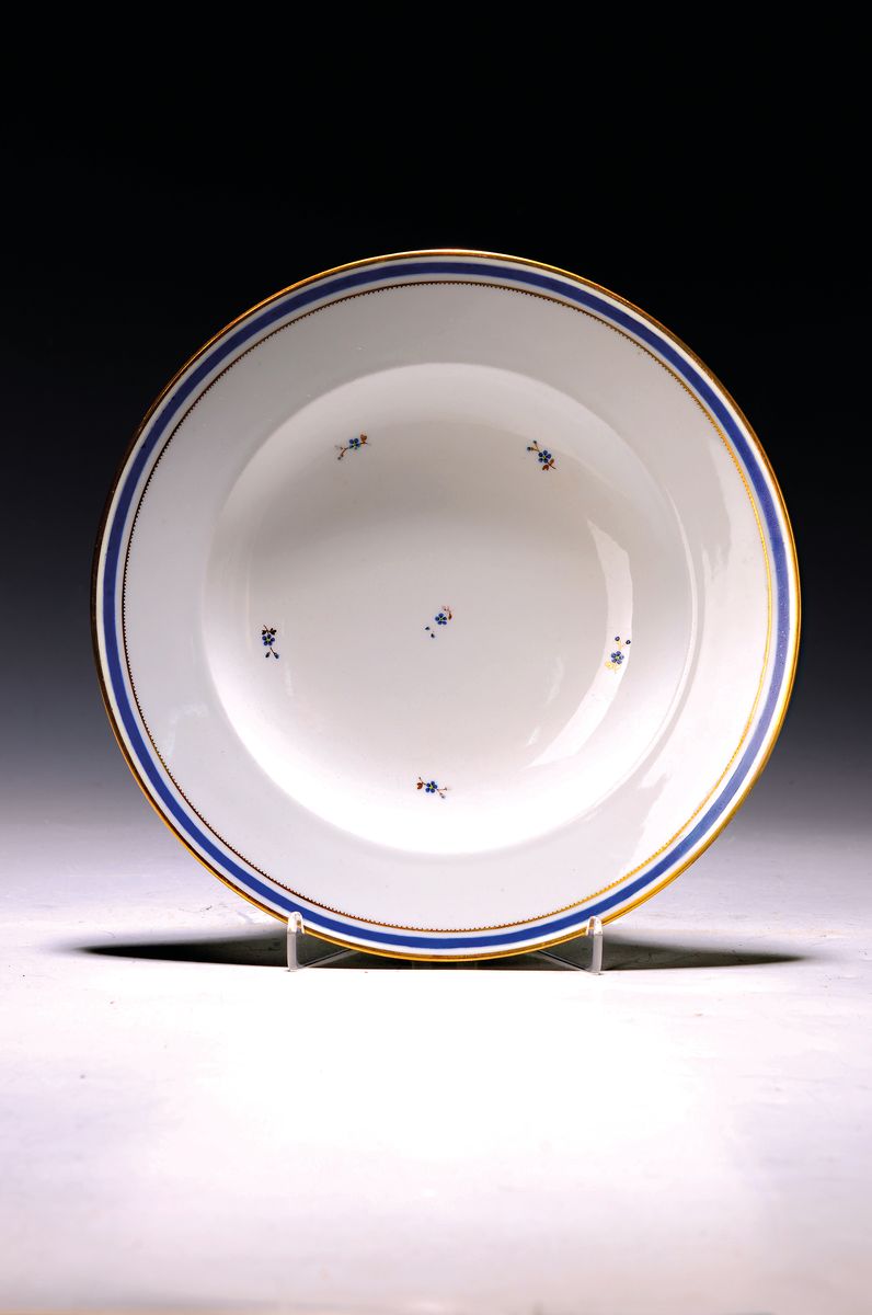 Teller, Wien, um 1800, Porzellan, blauer Blumendekor, goldgehöht, blauer und goldener Randdekor, Malernummer 99, wohl Josef Teutscher, D. ca. 24 cm