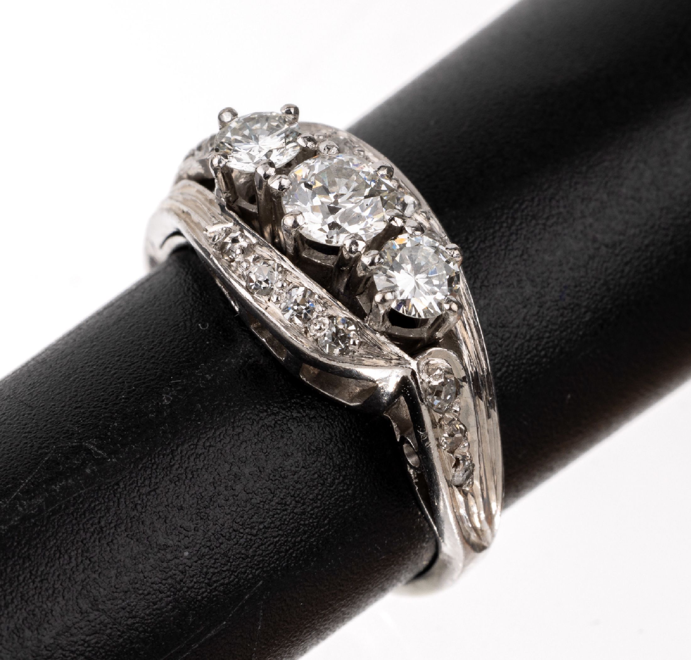 18 kt Gold Diamant-Ring, WG 750/000, 1 Altschliffdiamant ca. 0.40 ct Weiß/si2, 2 Brillanten zus. ca. 0.40 ct Weiß/si, 14 Altschliff-Diamanten zus. ...