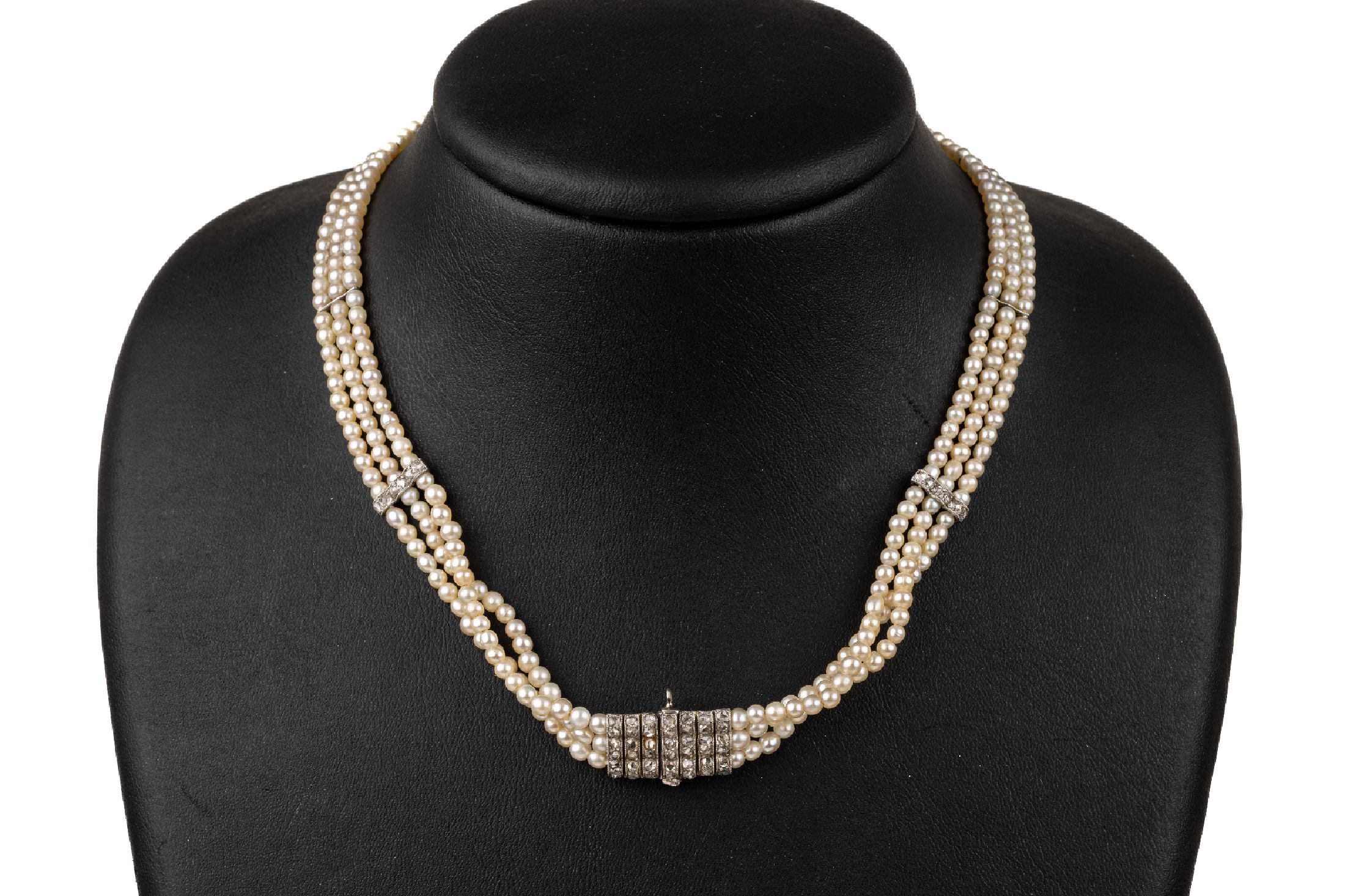 3-reihiges Saatperlcollier um 1910, Schließe und Zwischenglieder Platin mit Diam.-Rosenbesatz, z.T. kl. Ösen für Abhängung, L. ca. 70 cm, Perld. ...