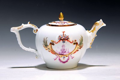 Image 26714868 - Early teapot/teapot, Meissen, around 1740, porcelain, painter probably Christian Friedrich Herold, in colorful reserves, monochrome merchant ice scenes in purple, fine miniature painting, gold decoration, animal head spout, min. dam., lid and inner edge withgold-plated metal frame, approx. 11 x 18 cm