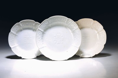 Image 26714882 - Kleine runde Platte und zwei Dessertteller, um 1760/70