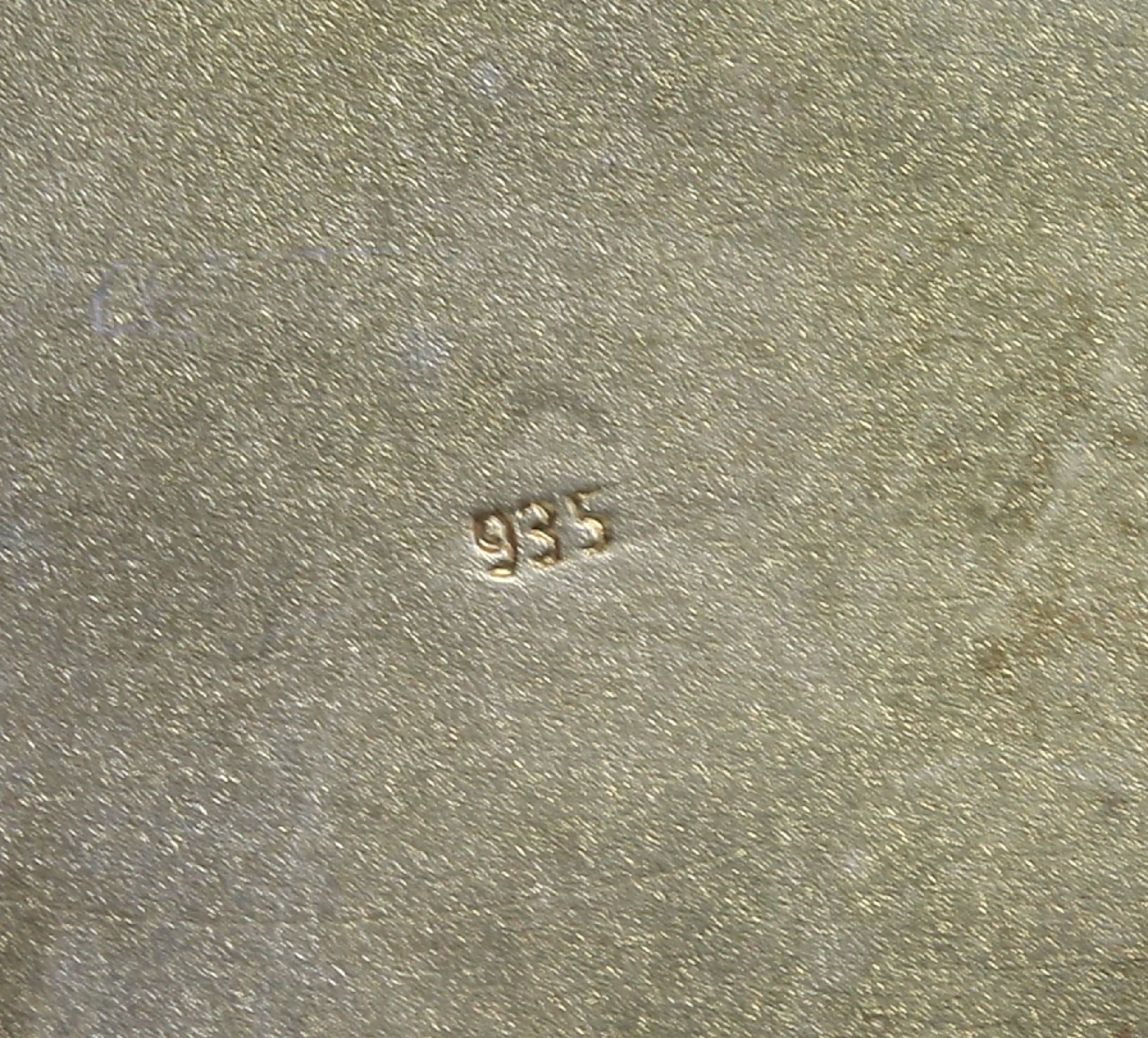 Detail b: Puderdose, wohl Österreich um 1900, 935er Silber, vergoldet, Innenvergoldung, Ränder und Deckel transluzid royalblau emailliert auf guillochiertem ...