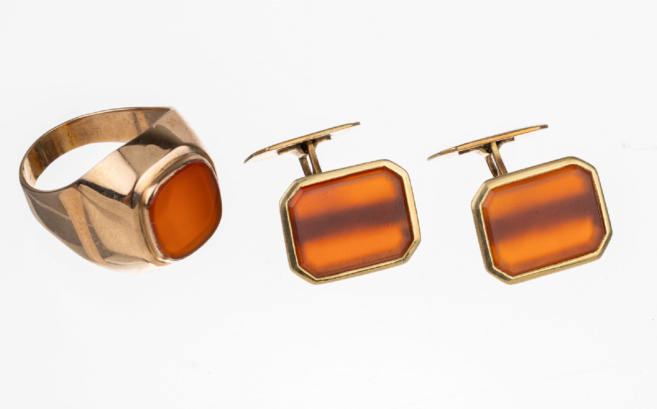 14 kt Gold Herrenring und Manschettenknöpfe, GG 585/000, jeweils mit unbeschnittene Karneolplatten, total ca. 19.4 g, RW 61, Manschettenknöpfe ...