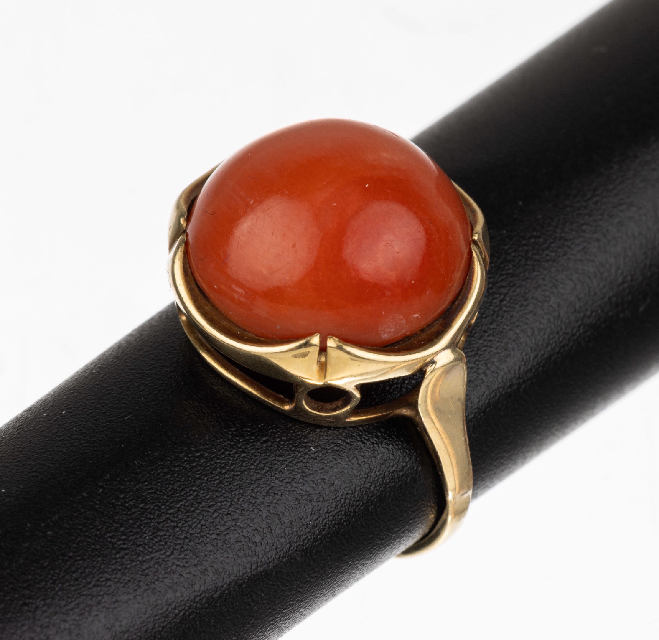 14 kt Gold Korallenring, GG 585/000, 1930er Jahre, Korallen-Cabochon Durchm. ca. 13 mm, total ca. 4.0 g, RW 47, Versand nur innerhalb der EU