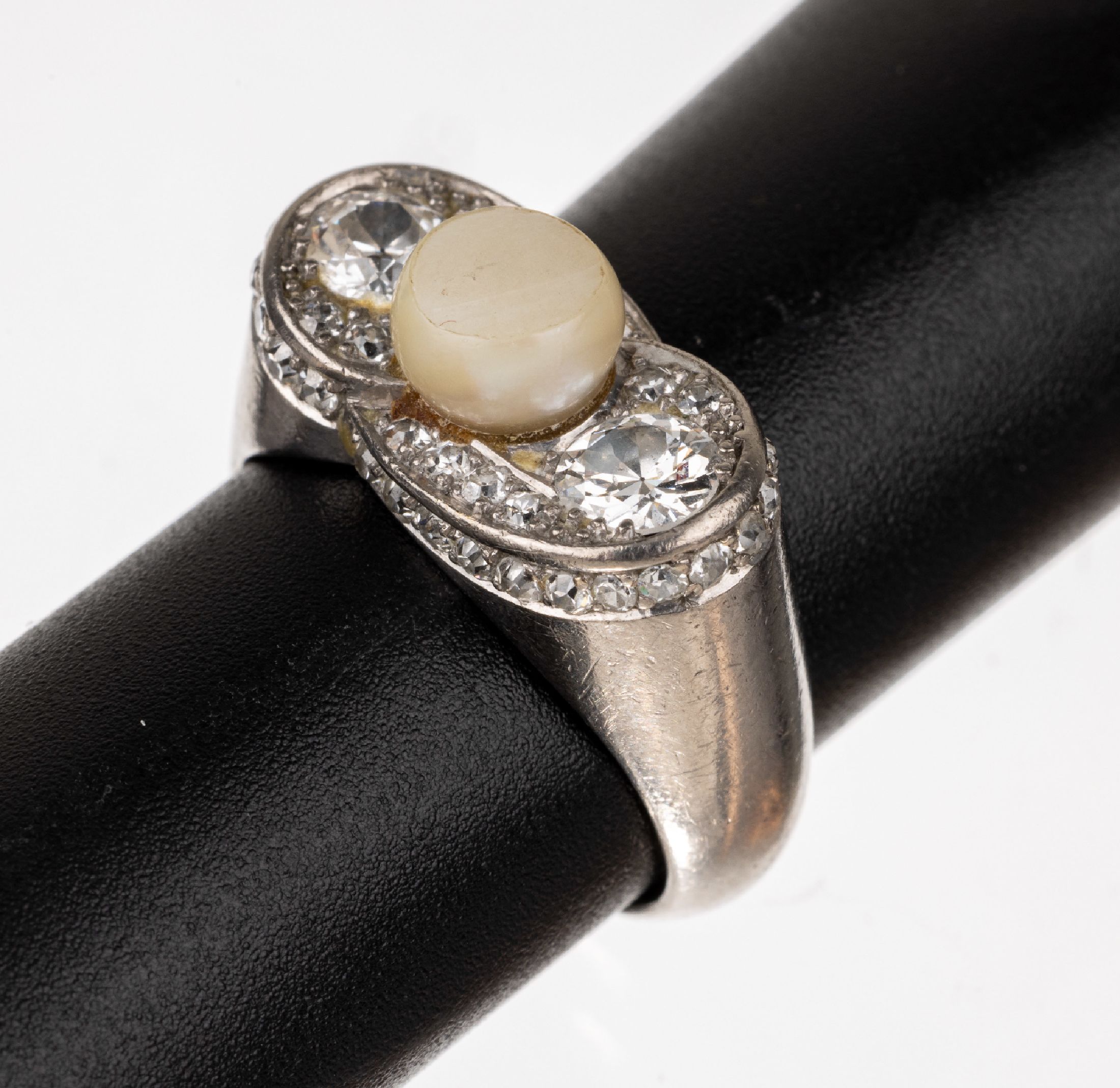 18 kt Gold Diamant-Ring, WG 750/000, 2 Altschliff-Diamanten zus. ca. 0.80 ct Weiß/p, 40 Altschliff-Diamanten zus. 0.60 ct Weiß/p, mittig Perle ...