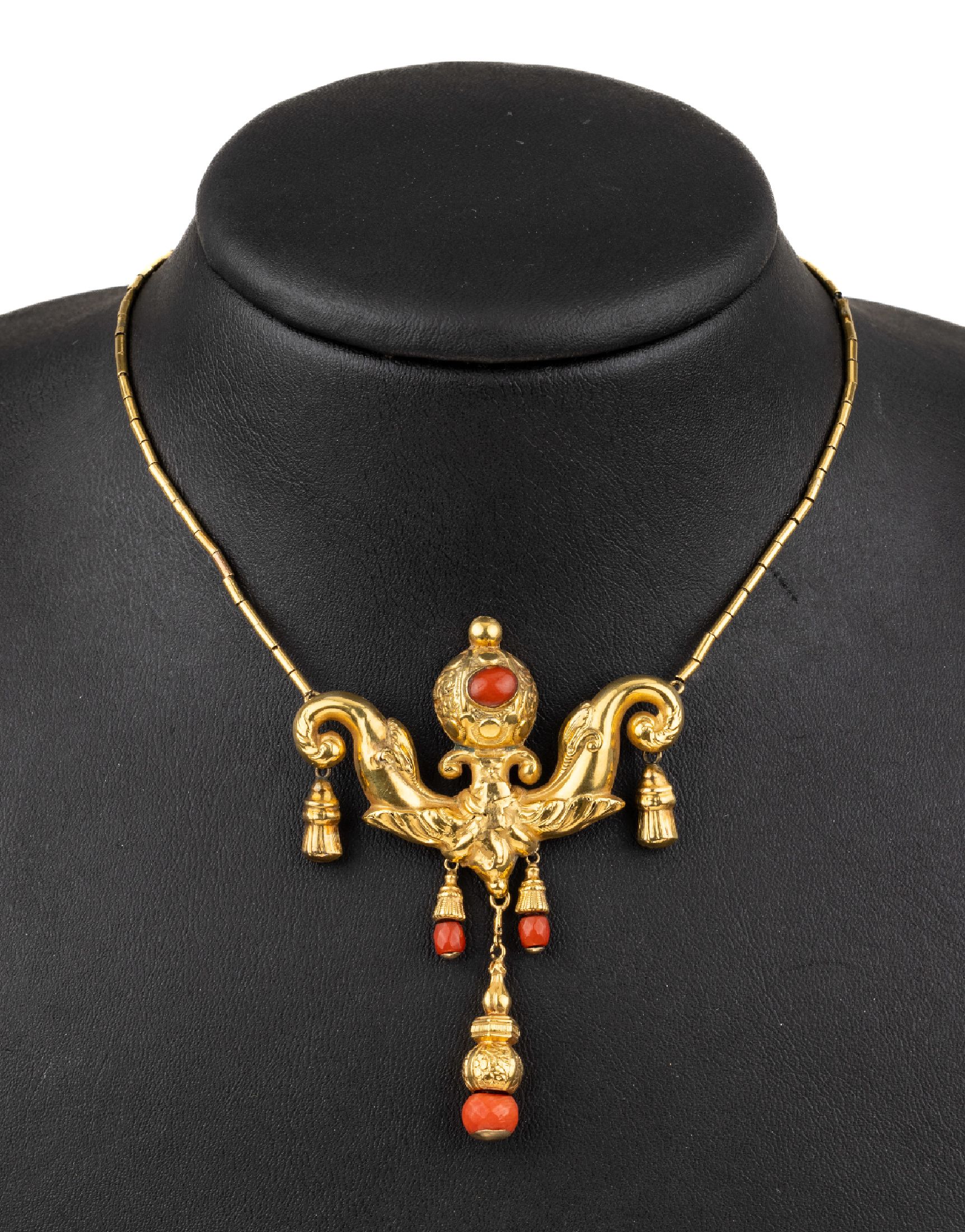 Biedermeier Collier, Schaumgold, um 1830/40, prunkvolle Ausführung, reiche Abhängungen mit Korallen-Abschlüssen, rücks. Rep.-Stellen, Kette ...